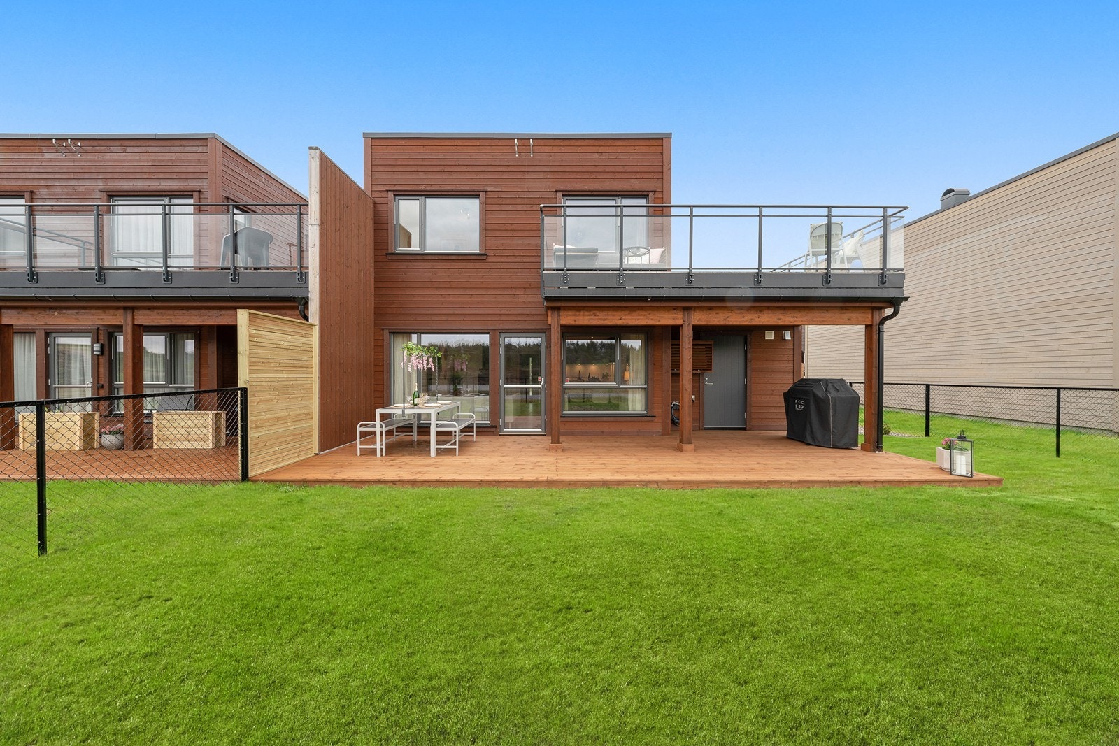 Boligens arkitektur byr på moderne linjer og romslig uteområde med skjermet terrasse. Galleribilde