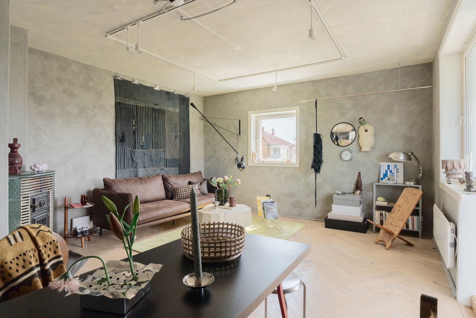 De store vindusflatene fra 2016 sammen med delikate fargevalg gir en fantastisk romfølelse i leiligheten. Galleribilde