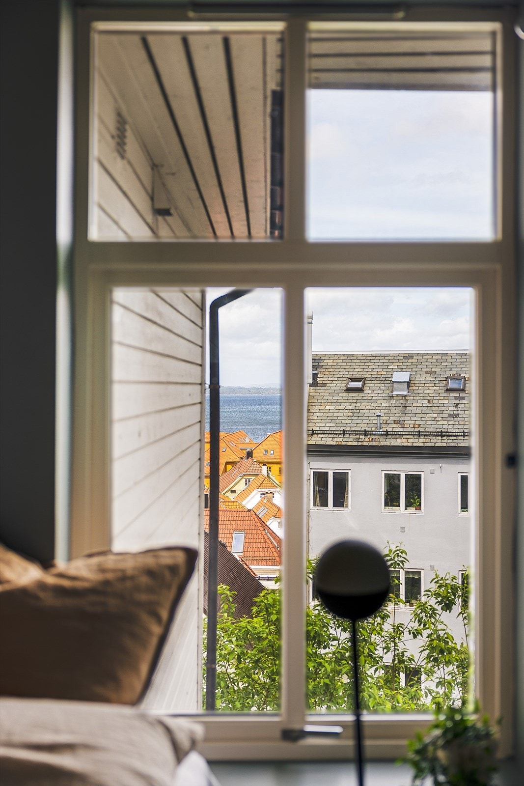 Sjøglatt mot byfjorden fra vinduet på soverommet. Galleribilde