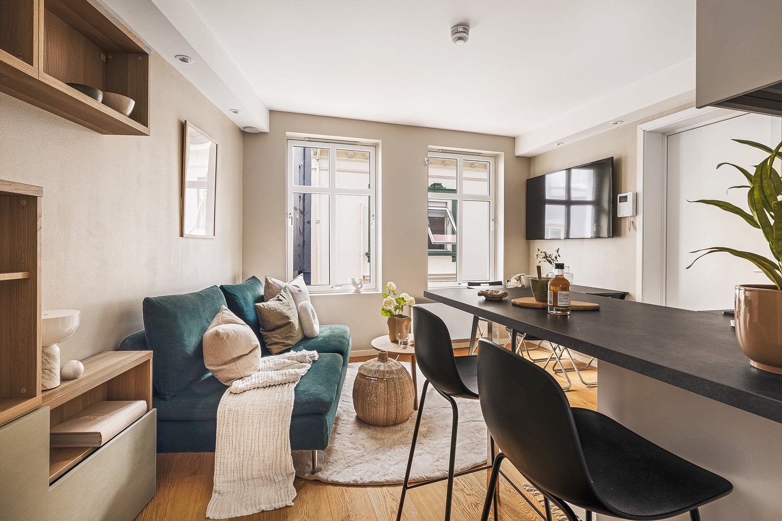 Lave felleskostnader, kr 2 499,-/mnd som inkluderer både kabel-tv og internett (fiber) samt kommunale avgifter og eiendomsskatt. Galleribilde