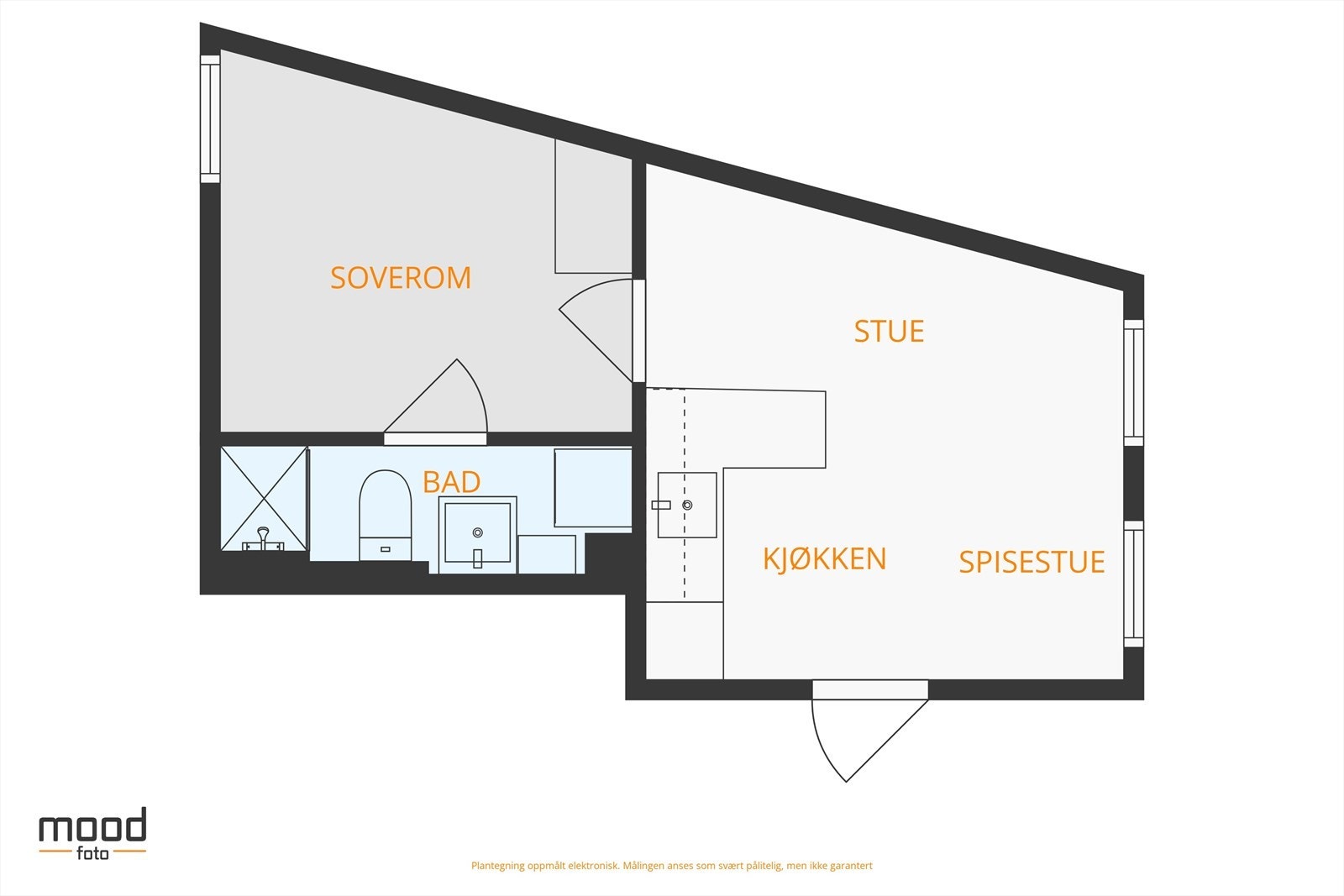 I tillegg er medfølger det en innbydende bod på hele 7 kvm i kjeller med fliser på gulv og slette, hvitmalte vegger som må sees! Galleribilde
