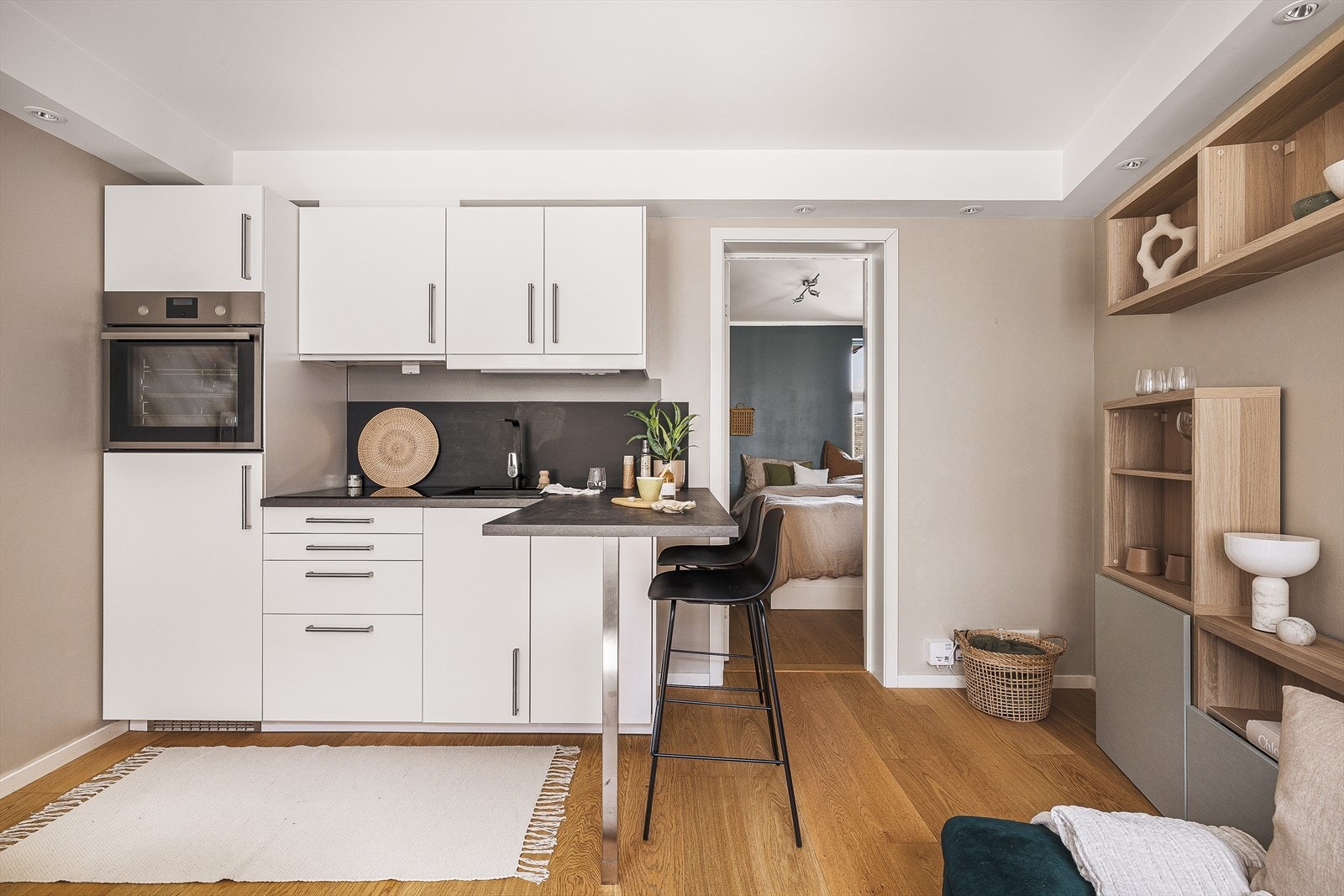 På kjøkkenet er det integrerte hvitevarer som medfølger i handelen, herunder platetopp, komfyr, oppvaskmaskin og kjøleskap. Galleribilde