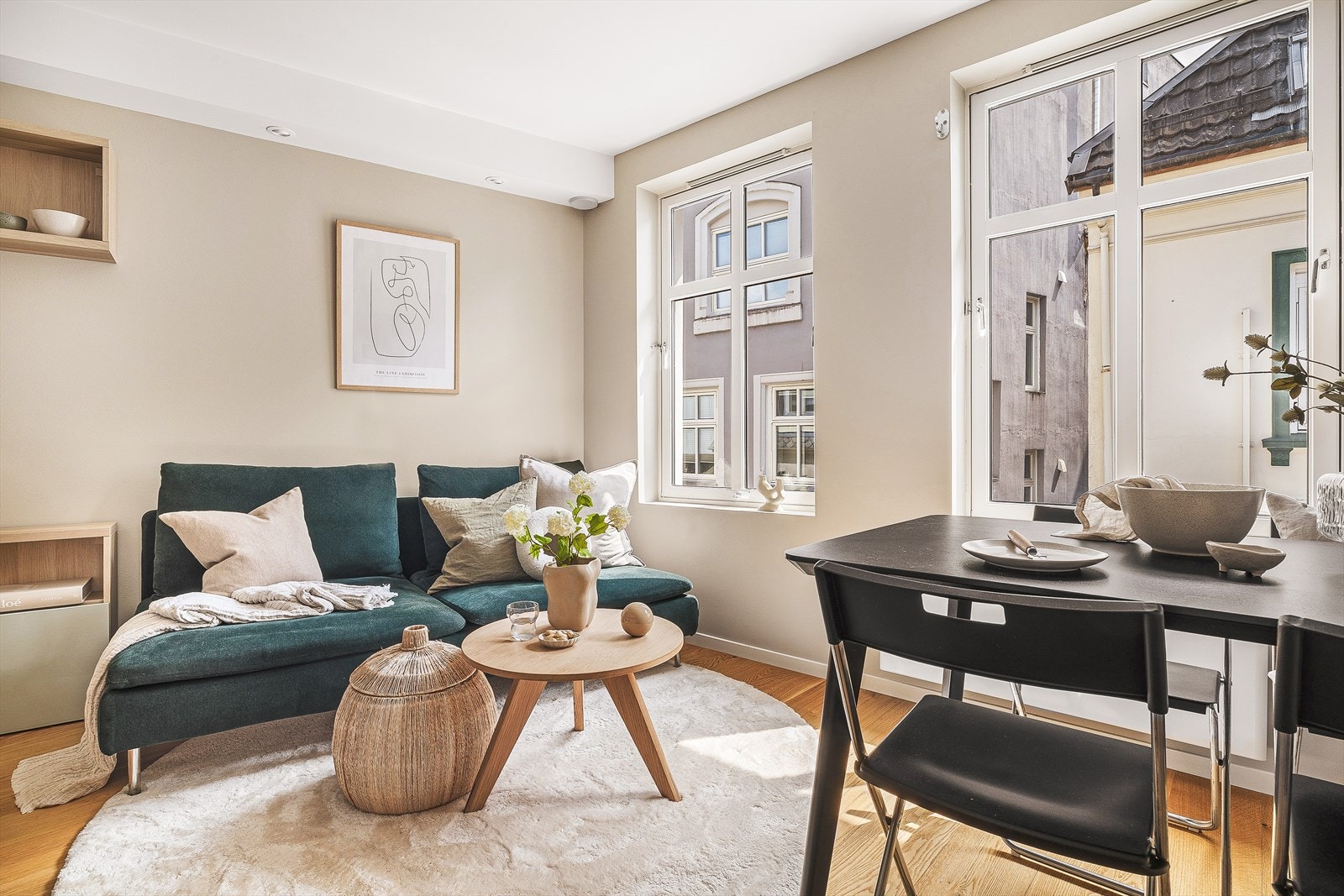 1-stavsparkett på gulv, downlights i himling og store vindusflater som gir rikelig med naturlig belysning. Galleribilde