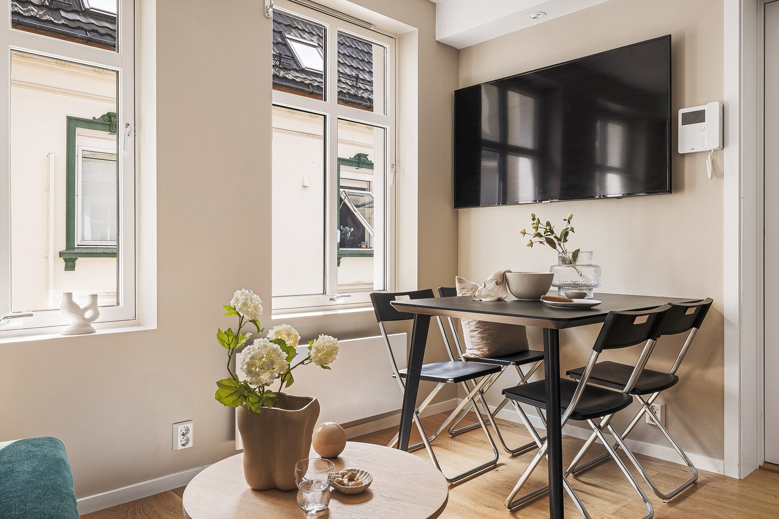 Spisebordet er plassbygget og kan fjernes når en ikke skal ha gjester til bords. Se neste bilde. Galleribilde