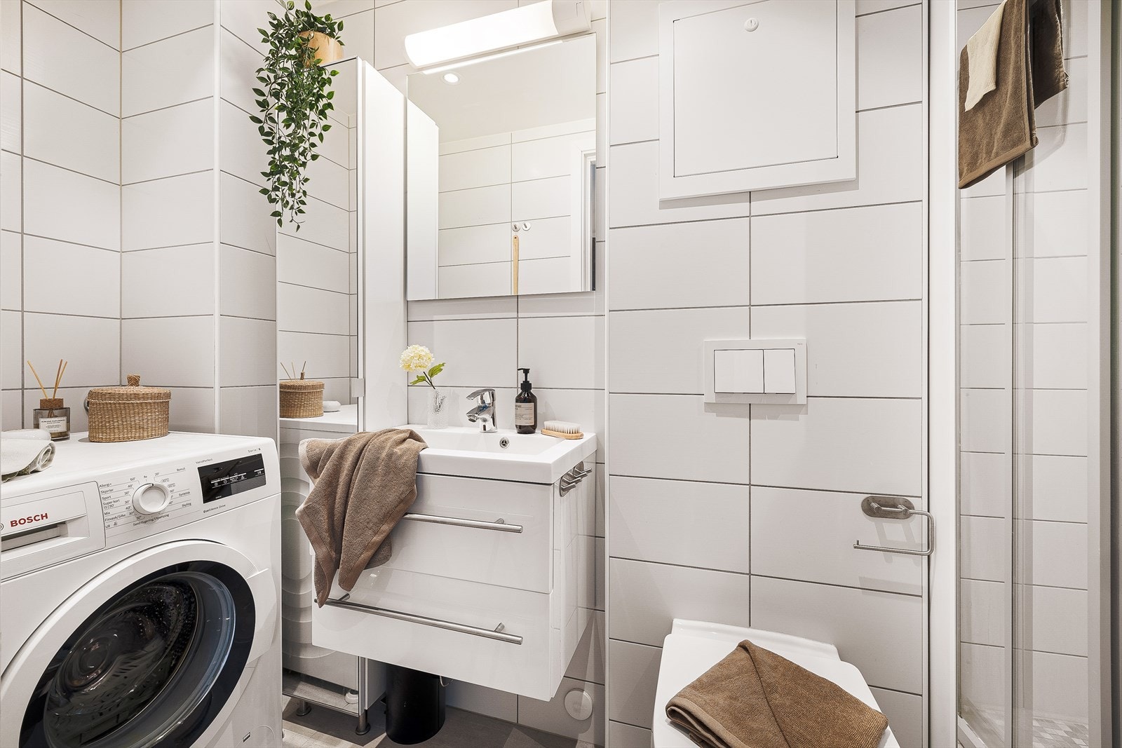 Opplegg for vaskemaskin og tørketrommel. Varmtvannsberederen er plassert i felles rom i kjeller. Galleribilde