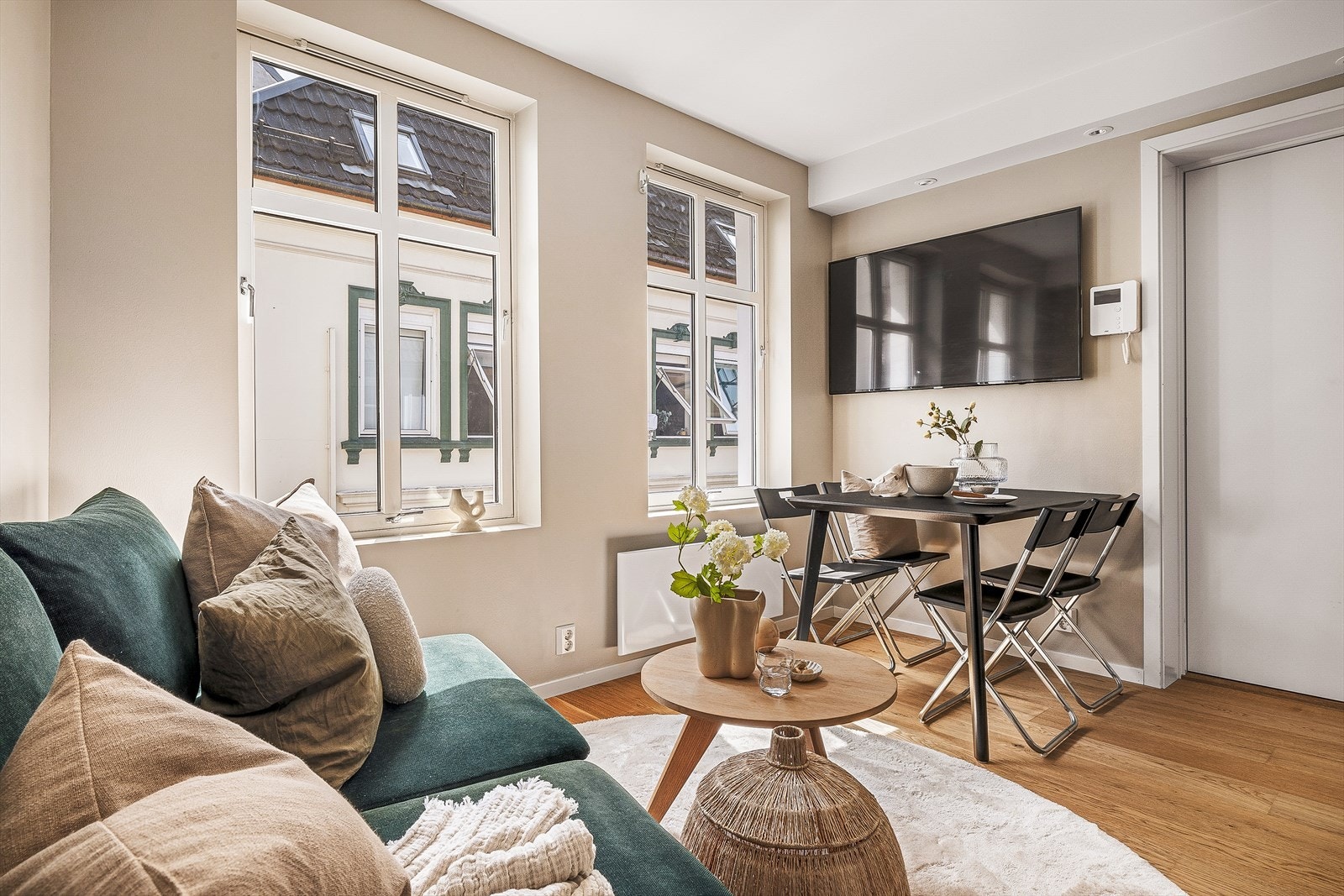 God plass til sko og yttertøy i felles gang ved inngangsdøren til leiligheten. Merk også at det er en innbydende bod i kjeller på hele 7 kvm med slette hvite vegger og fliser på gulv. Galleribilde