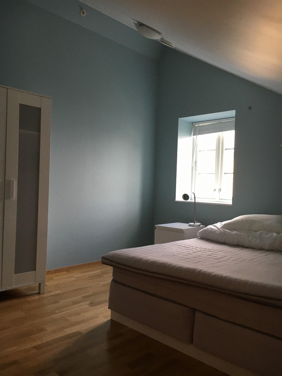 1 soverom med dobbelseng, skap og kommode i 2 etg Galleribilde