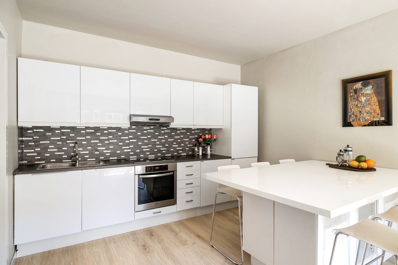 Integrerte hvitevarer består av platetopp, komfyr, oppvaskmaskin og kjøl/frys. Alle hvitevarer på kjøkkenet medfølger i handelen Galleribilde