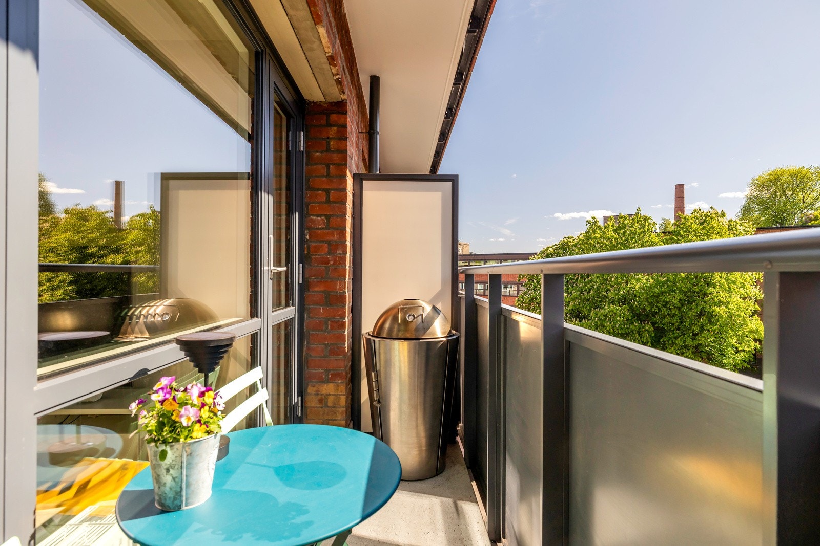 Her er det gode solforhold, så varme dager virkelig nytes til det fulle. Balkongen er overbygget. Det skaper en svalt område på varme dager og gjør det lunt og godt på kvelden Galleribilde