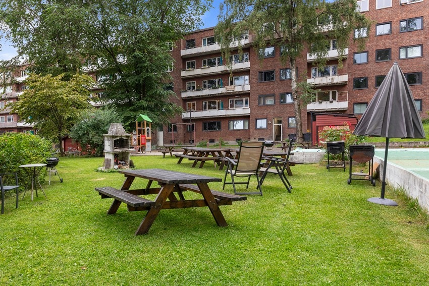 Borettslaget har en trivelig bakgård med sittegrupper, utepeis og lekeplass Galleribilde