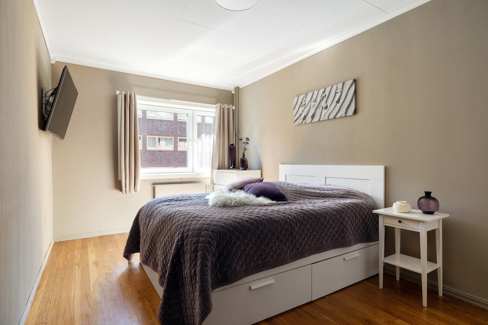 Hovedsoverommet er stort og har god plass til dobbeltseng, nattbord og skrivebord Galleribilde