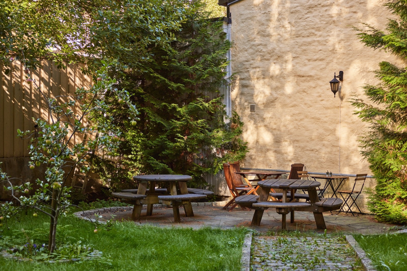 Borettslaget har flere sittegrupper i gårdsrommet. Galleribilde