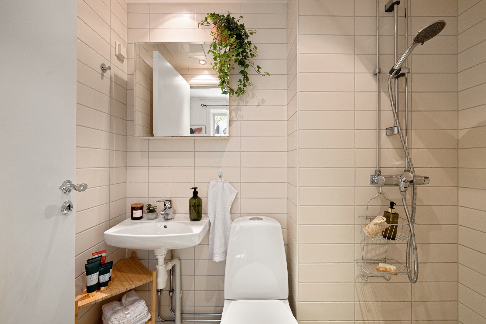 Pent, flislagt baderom fra 2007 (tatt i regi av borettslaget). Badet består av dusjnisje, toalett, servant med ett-greps armatur og speilskap samt stikkontakt på vegg. Galleribilde