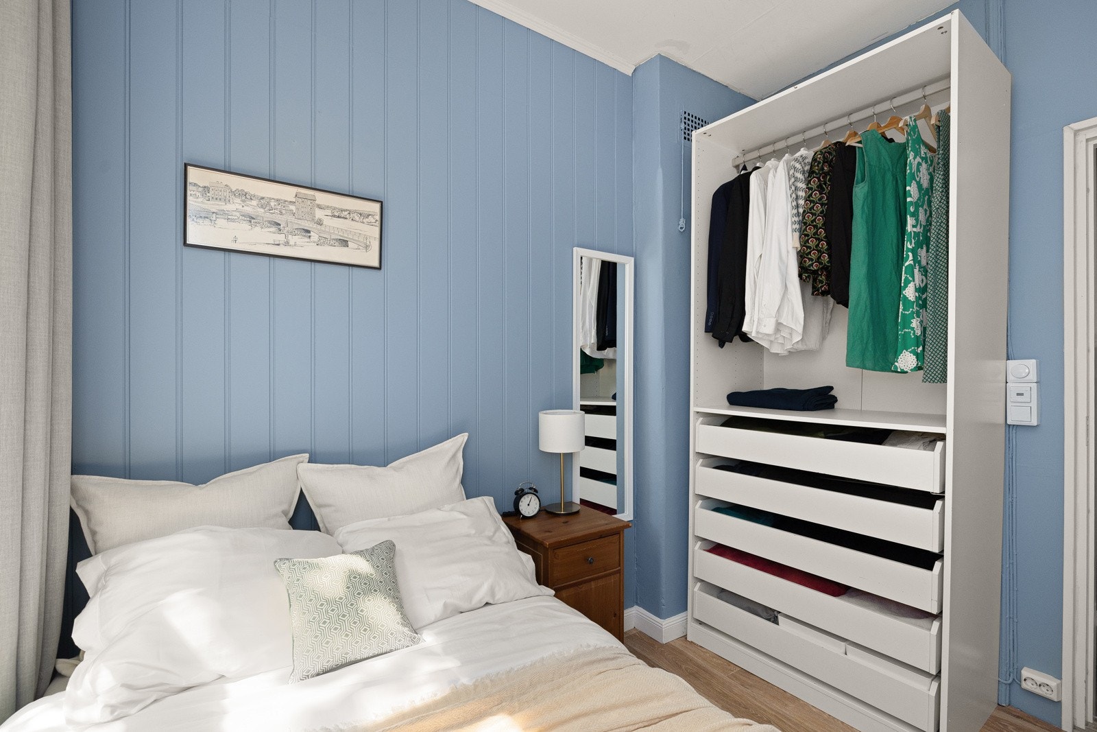 Her er det god plass til garderobeskap. Perfekt for ekstra oppbevaring. Galleribilde