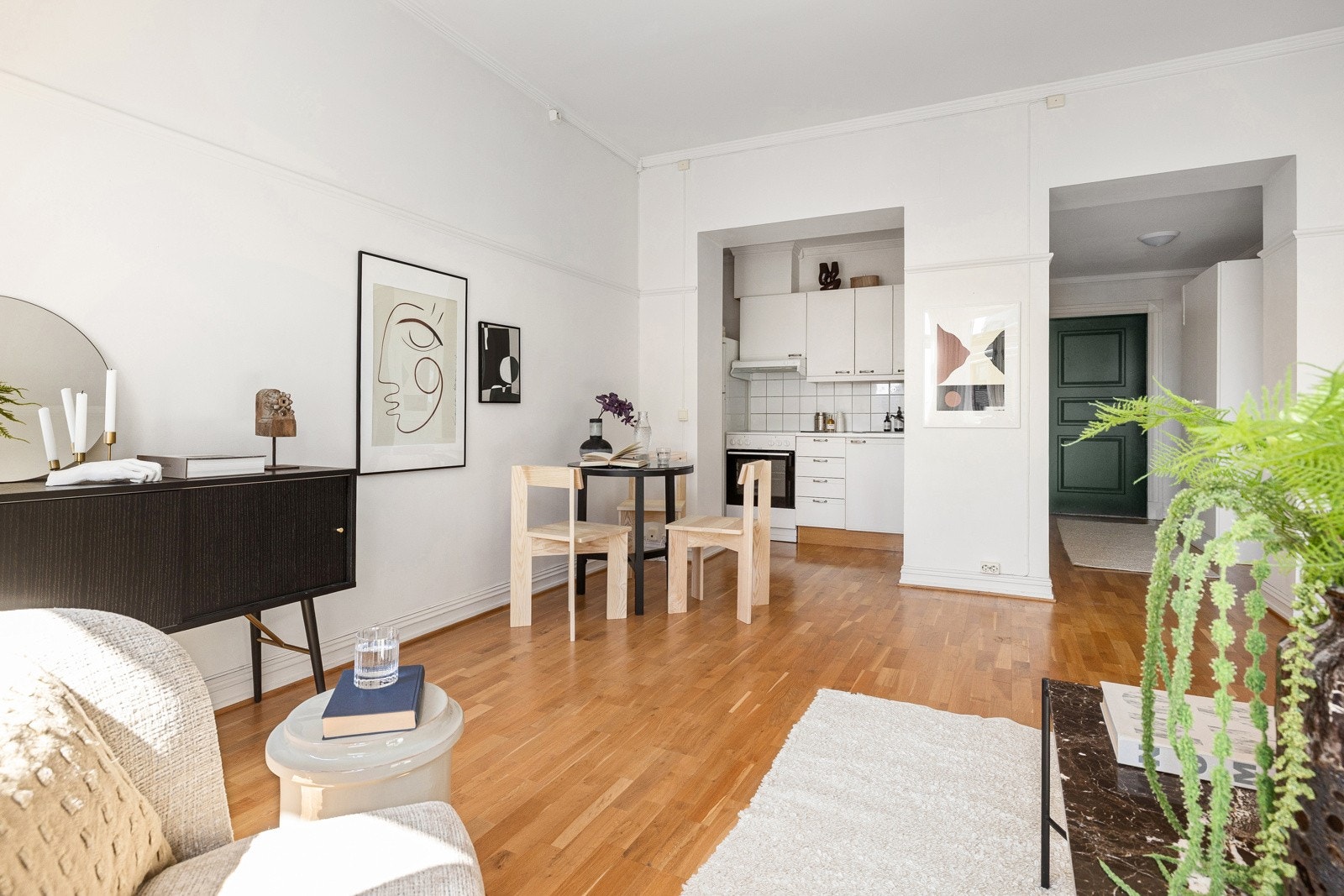 Kjøkkeninnrending med slette hvite fronter, 28mm tykk og hvit laminatbenkeplate med nedfelt vaskekum i børstet stål og ettgreps blandebatteri i rustfritt stål fra Mora. Galleribilde