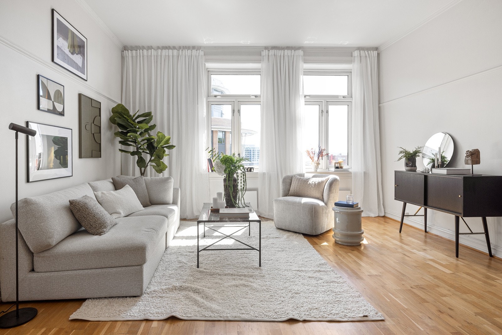 Suen er lys og romslig med store vinduflater som slipper inn rikelig med naturlig lys. Galleribilde