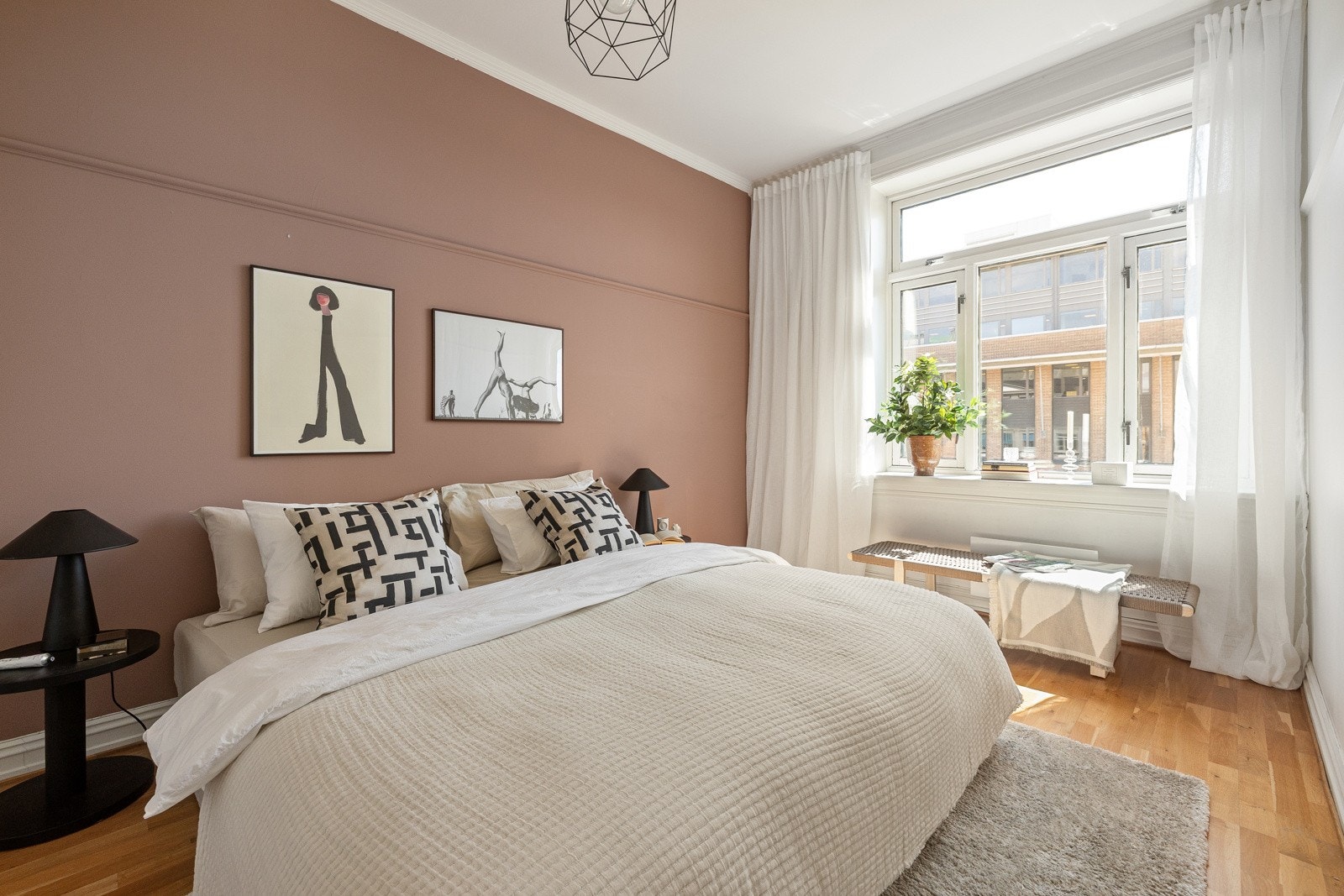 Soverommet er romslig, med god plass til en stor dobbeltseng med nattbord på hver side. Galleribilde