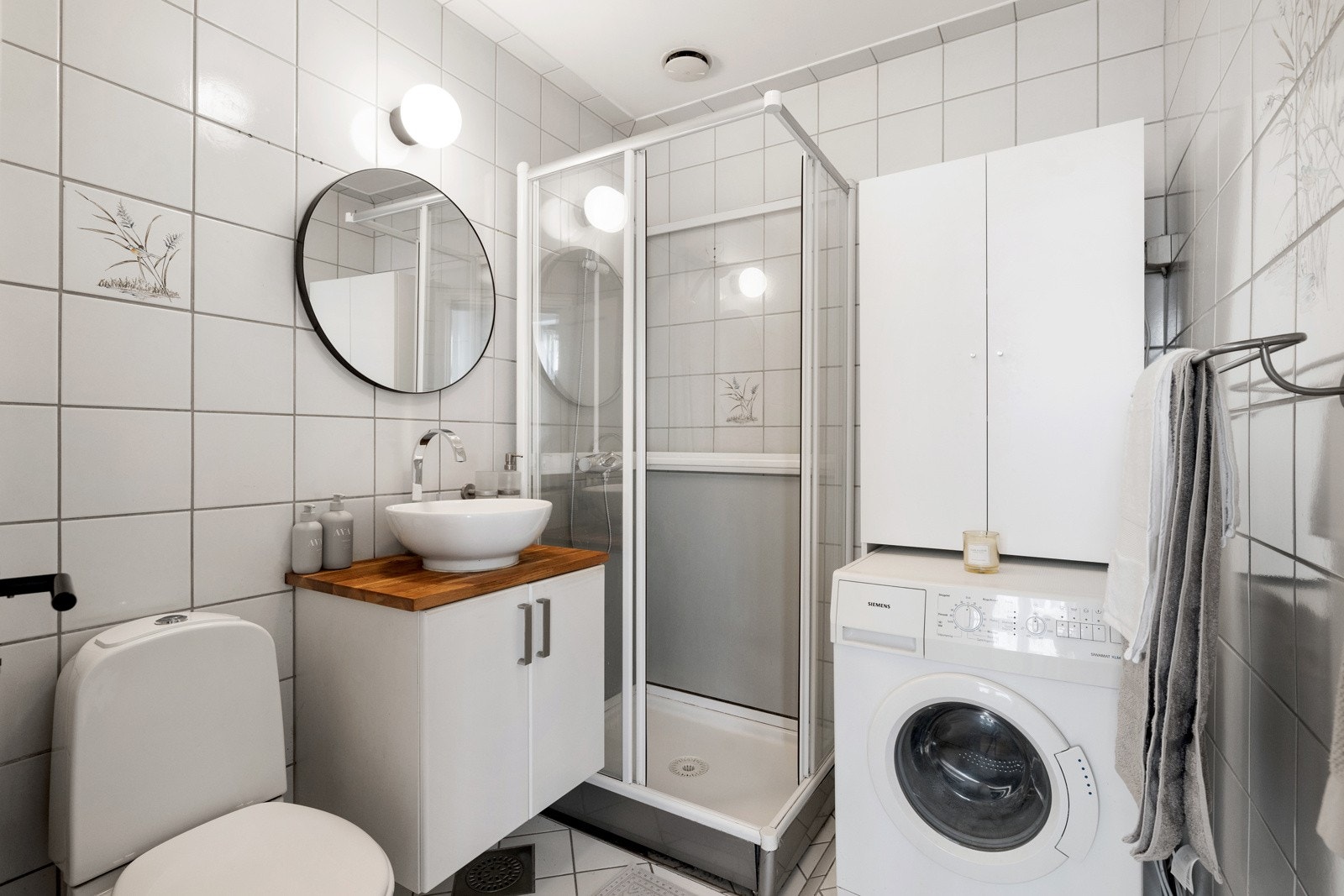 Leiligheten har et flislagt bad med opplegg for vaskemaskin Galleribilde