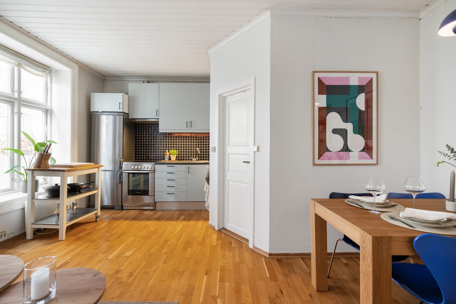 Stuen ligger i åpen løsning med kjøkkenet og er et hyggelig allrom Galleribilde