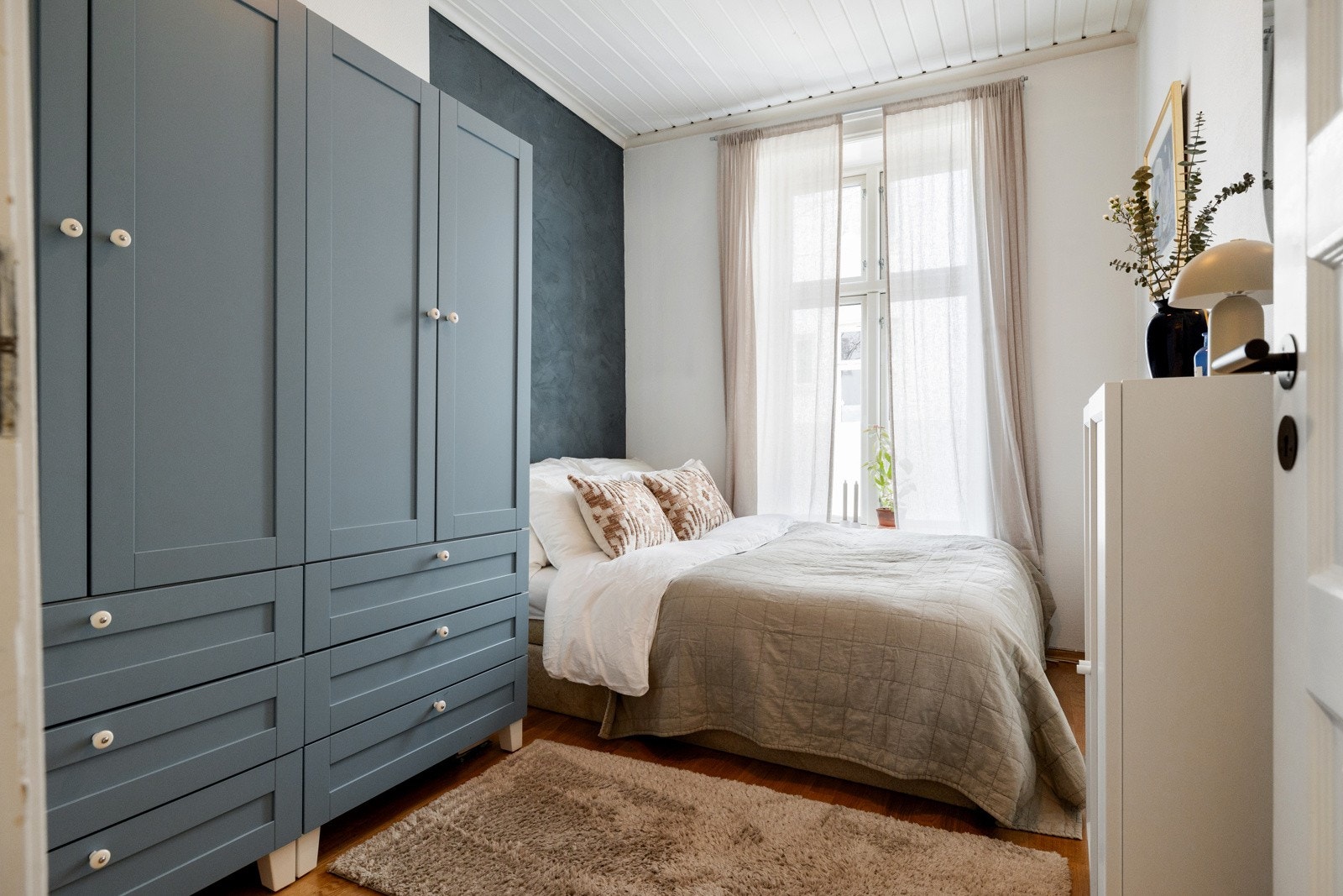 Leiligheten har et romslig soverom som vender ut mot stille bakgård Galleribilde