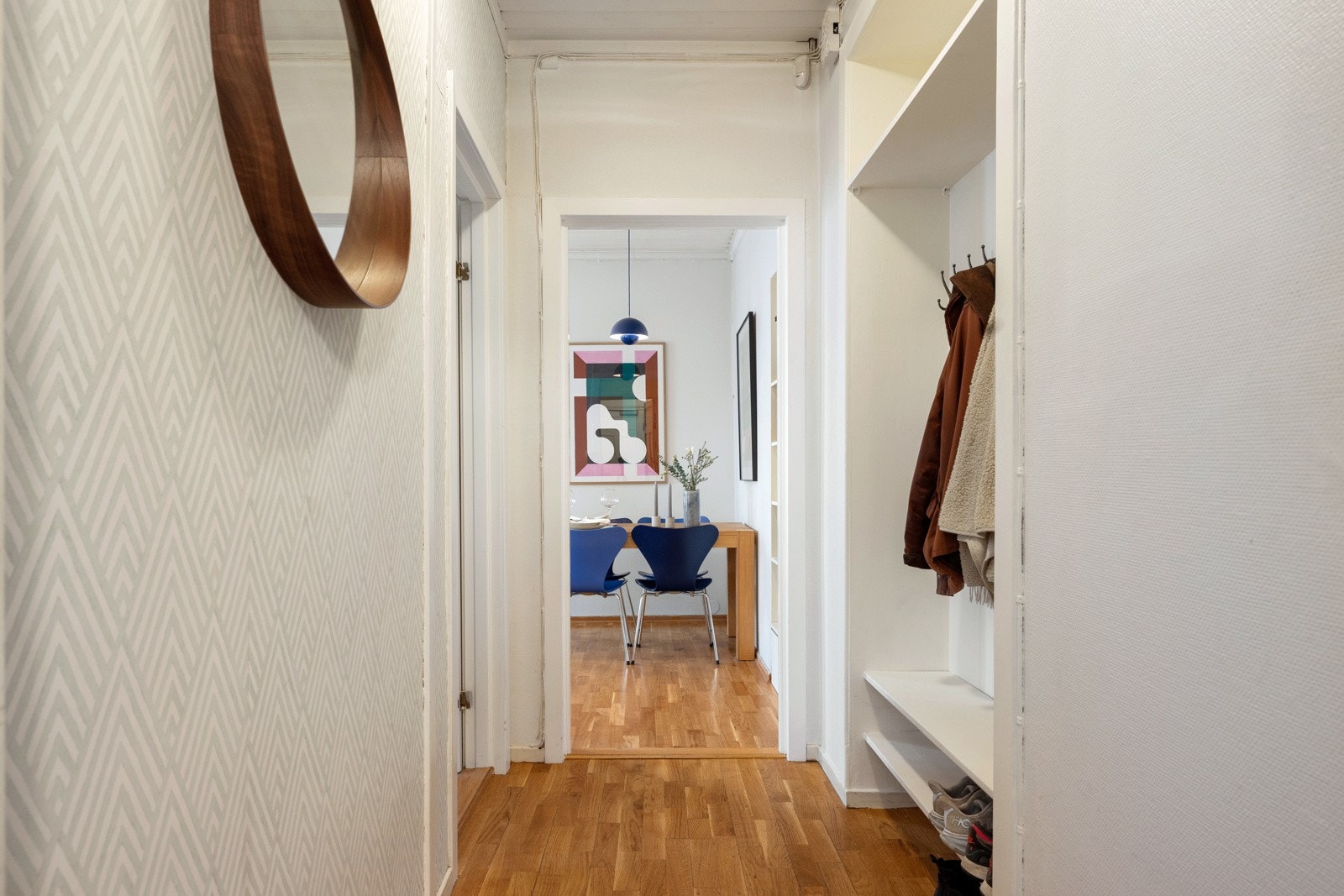 I entreen er det plass til hyller og oppheng Galleribilde