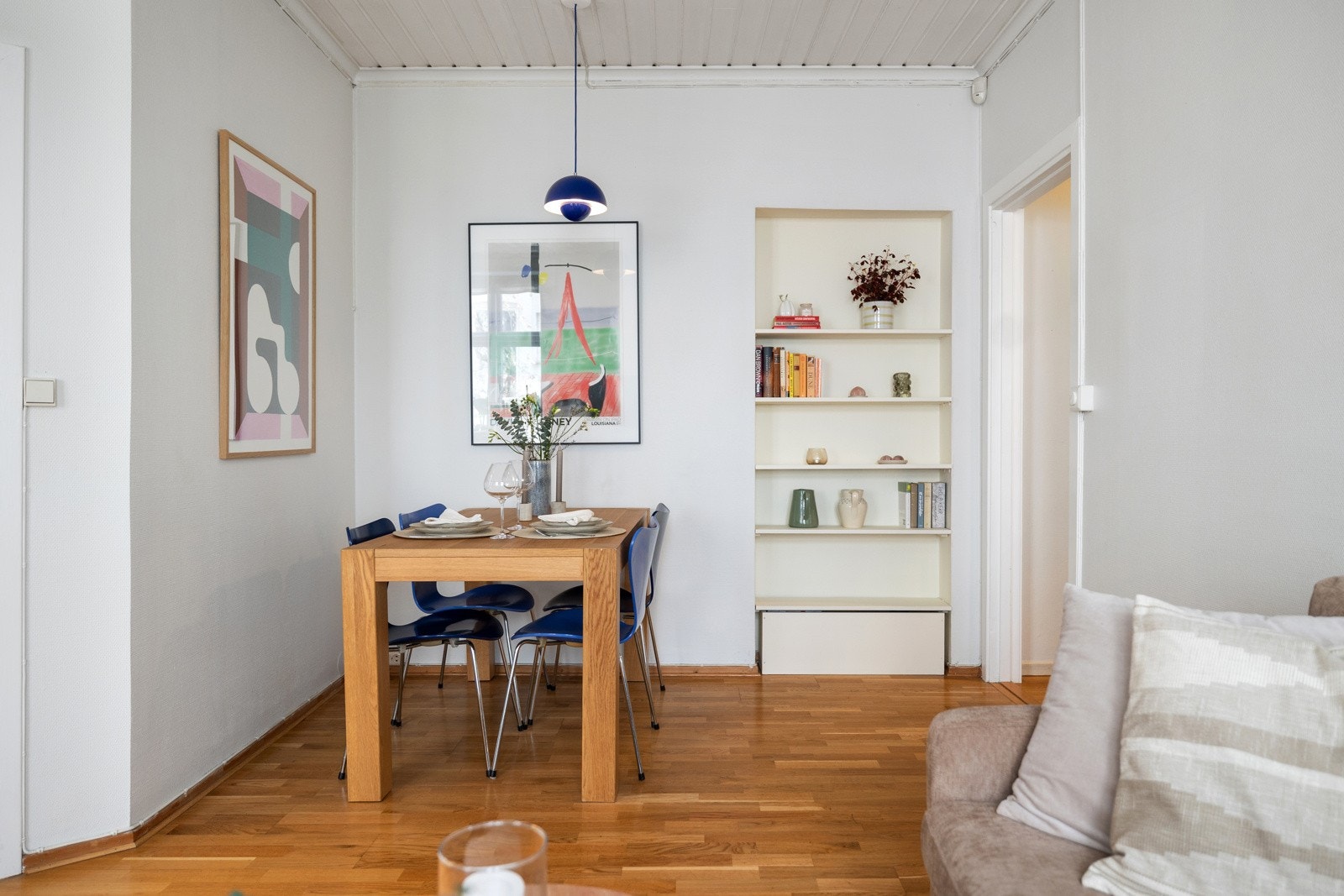 Veggene er lysmalte og det er trestavs parkett på gulvet Galleribilde