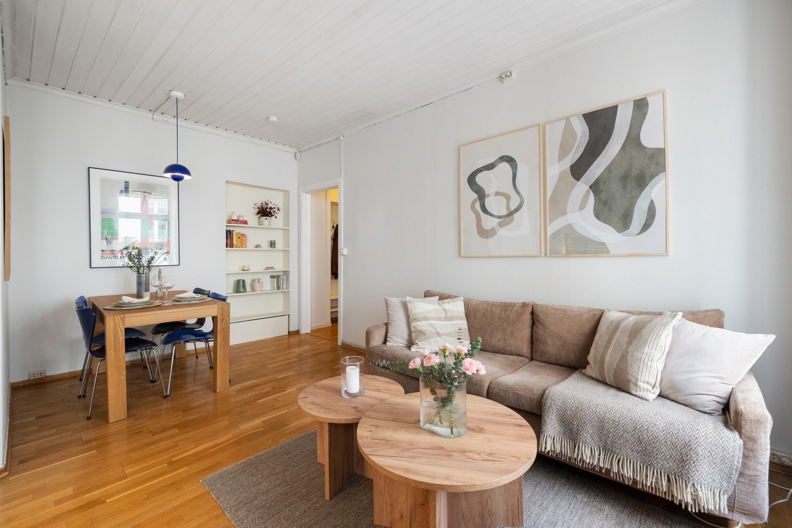 Takhøyde på ca. 2,68 meter og flere vindusflater skaper et luftig rom Galleribilde