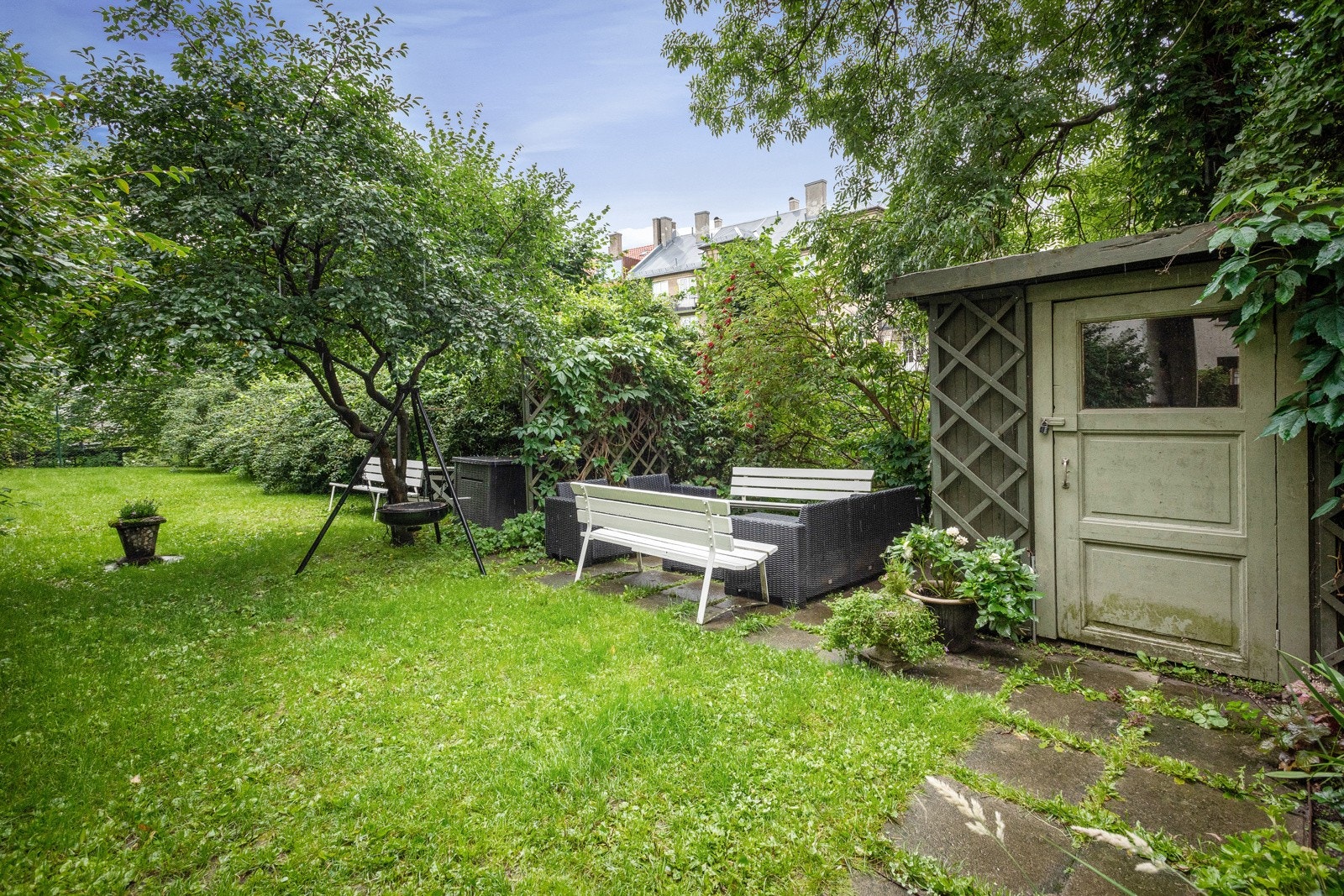 Leiligheten ligger tilbaketrukket og skjermet i indre gårdsrom mot idylliske grøntområder Galleribilde