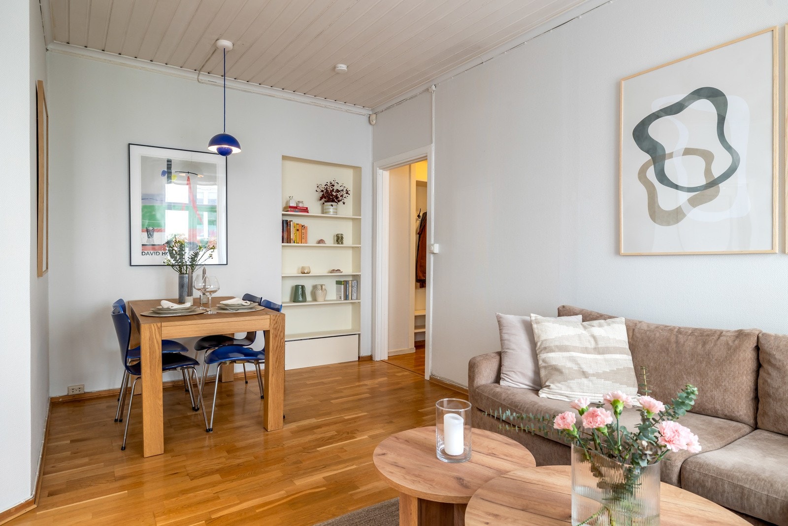 Leilighetens stue er fint løst med plass til både sofa og spisebord Galleribilde