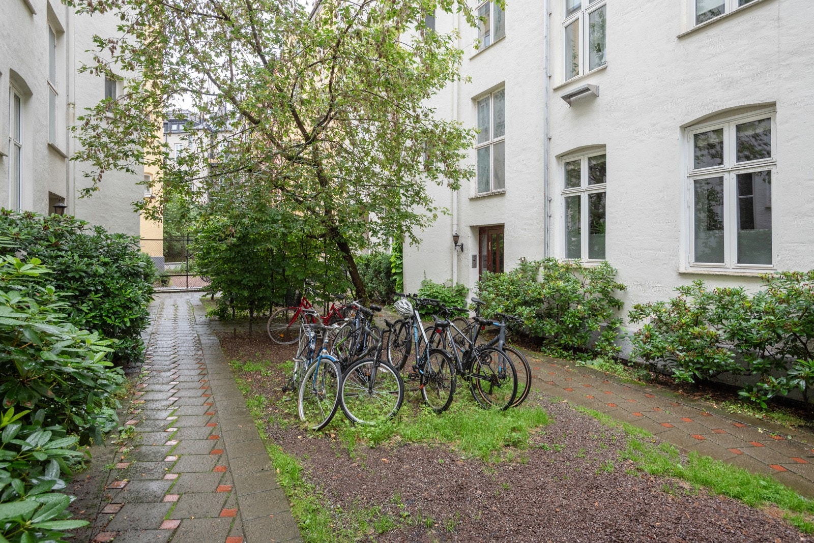 Sameiet har en solfylt bakgård med flere sittegrupper, oppsett til hengekøyer, bålpanne og felles kullgrill Galleribilde