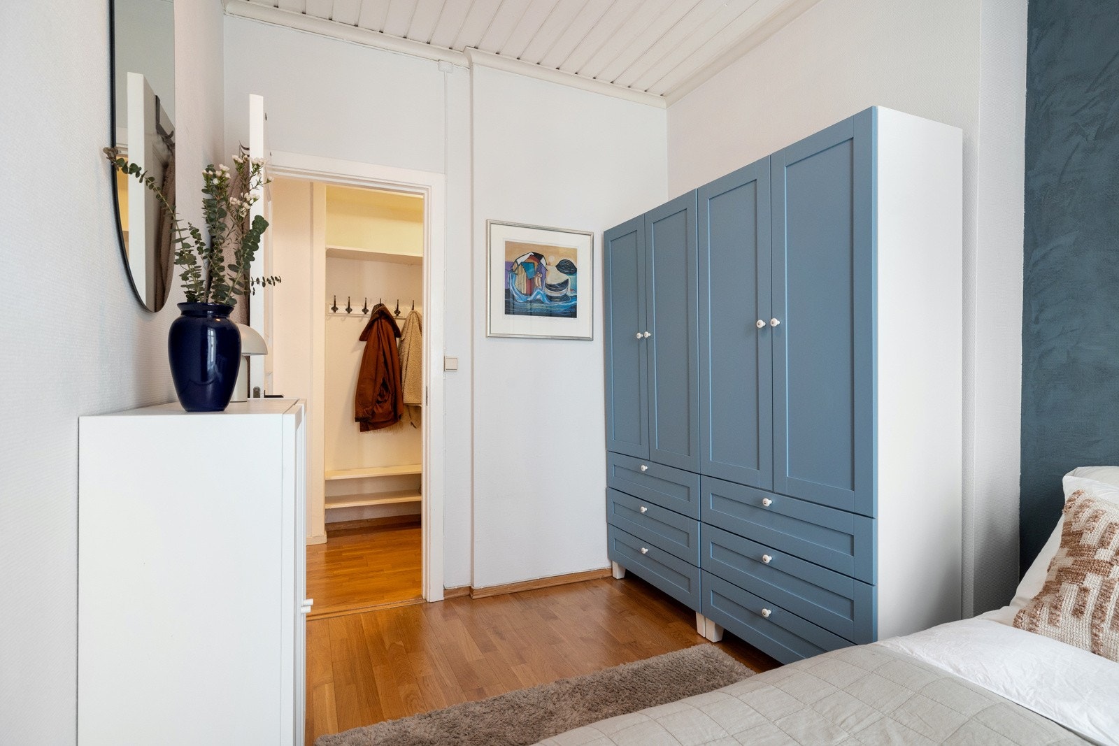 Soverommet har plass til dobbeltseng og nattbord. Klær kan ryddes pent vekk i en stor garderobe Galleribilde