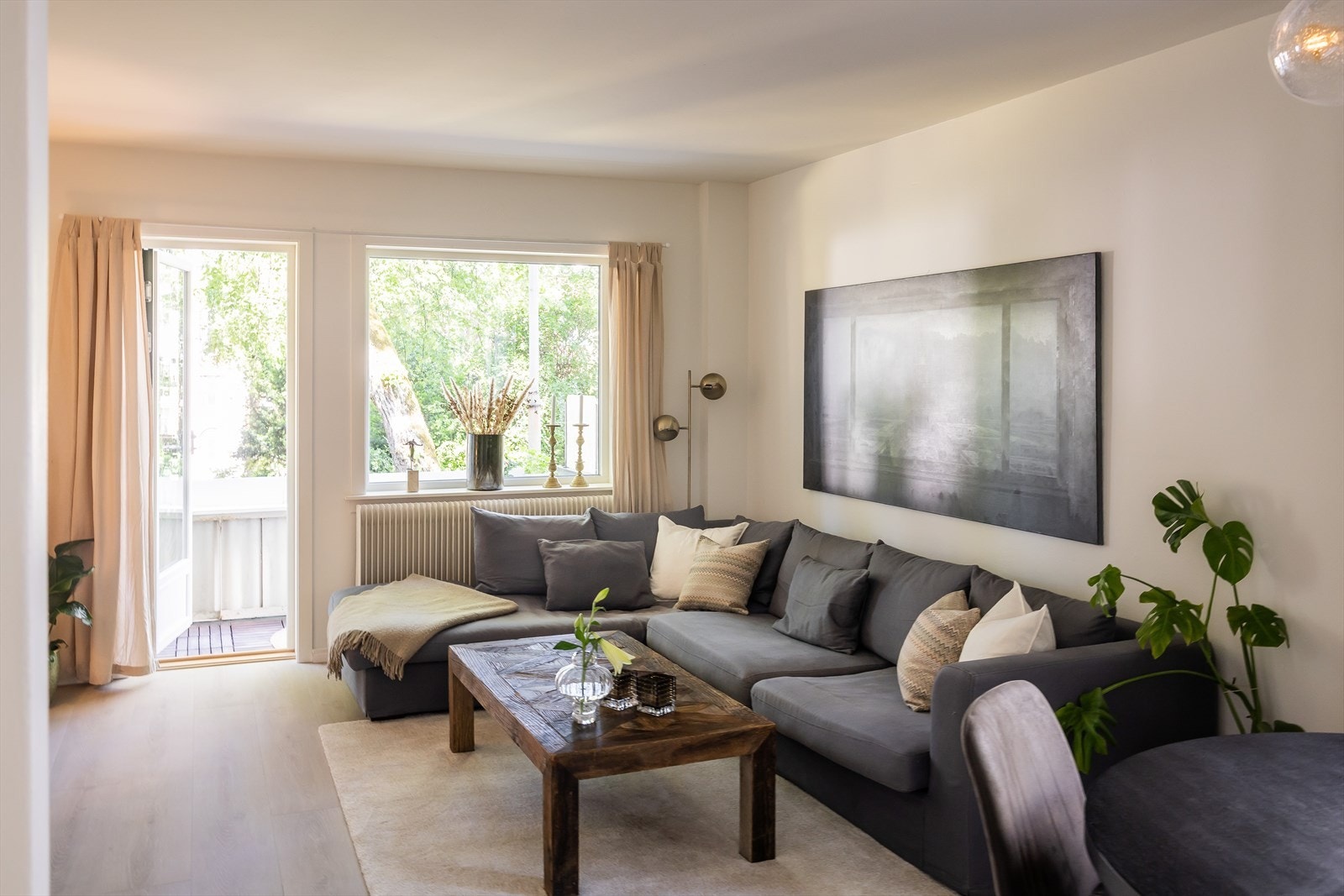 Romslig stue med god plass til sofagruppe og spisebord. Galleribilde