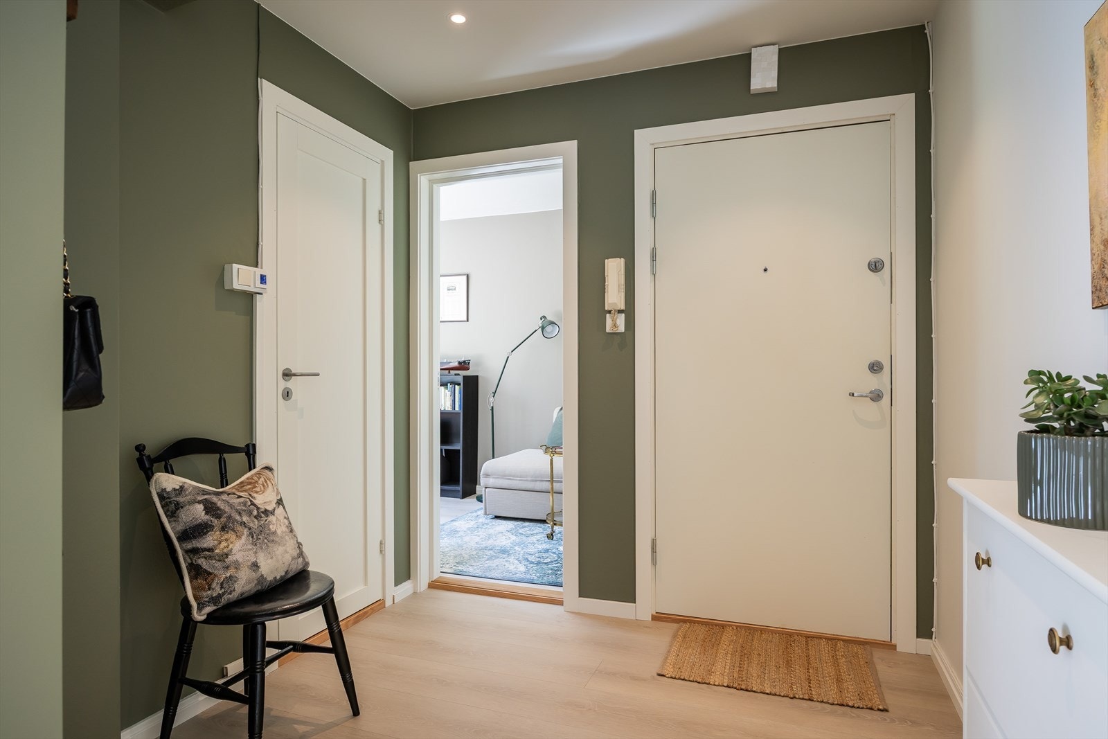 Entré/gang med plass til yttertøy og sko. Galleribilde