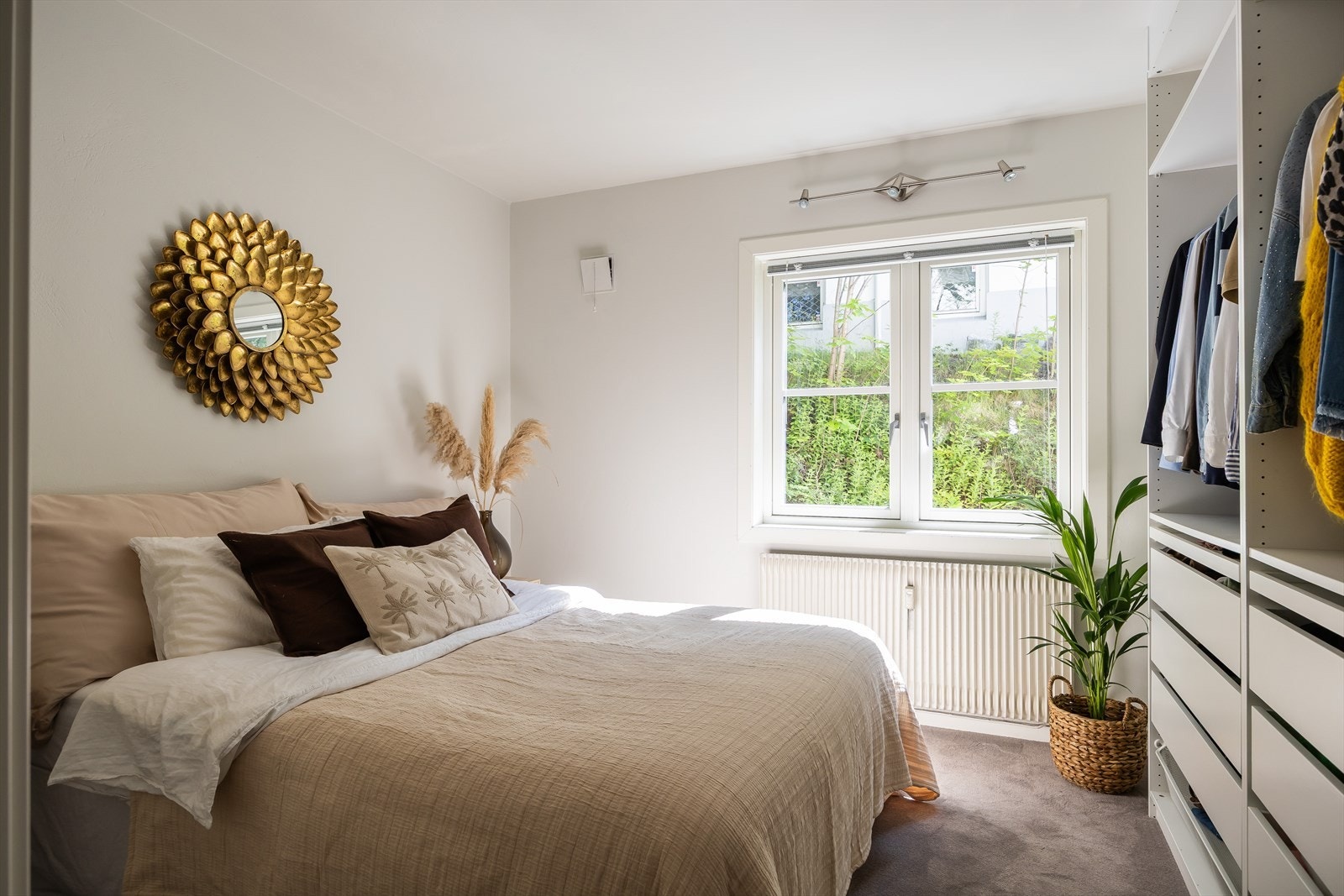 Hovedsoverom med god plass til dobbeltseng og garderobe. Galleribilde