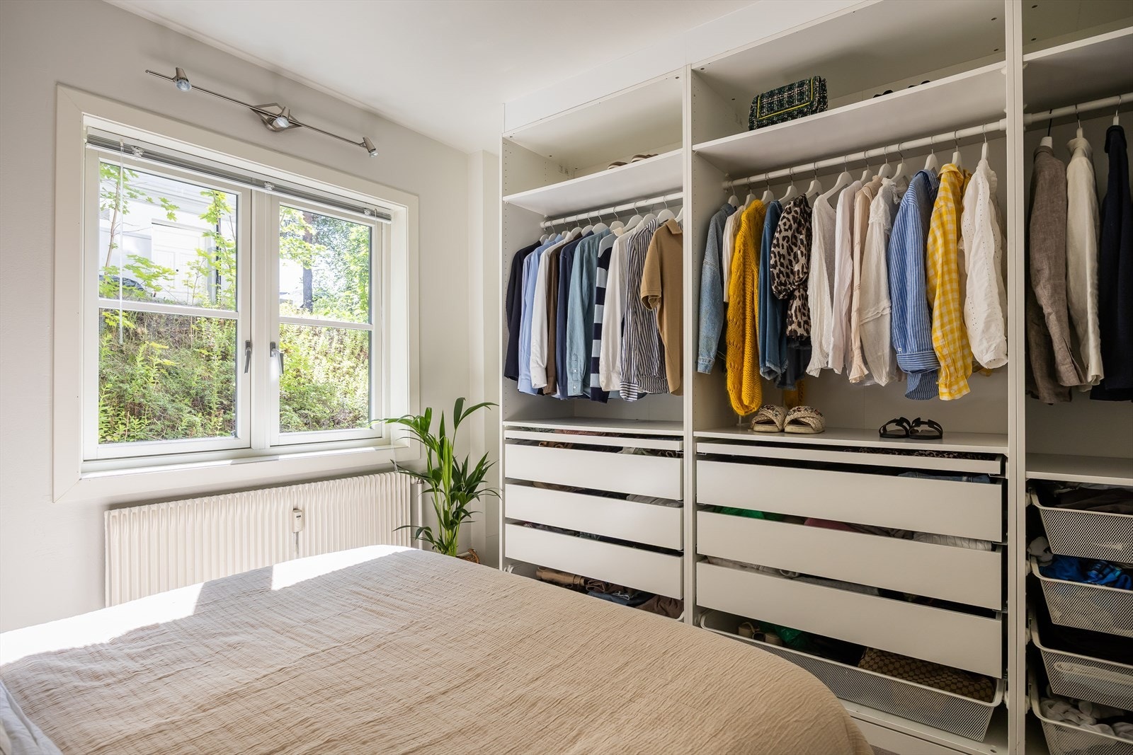 Romslig garderobe i hovedsoverommet. Galleribilde