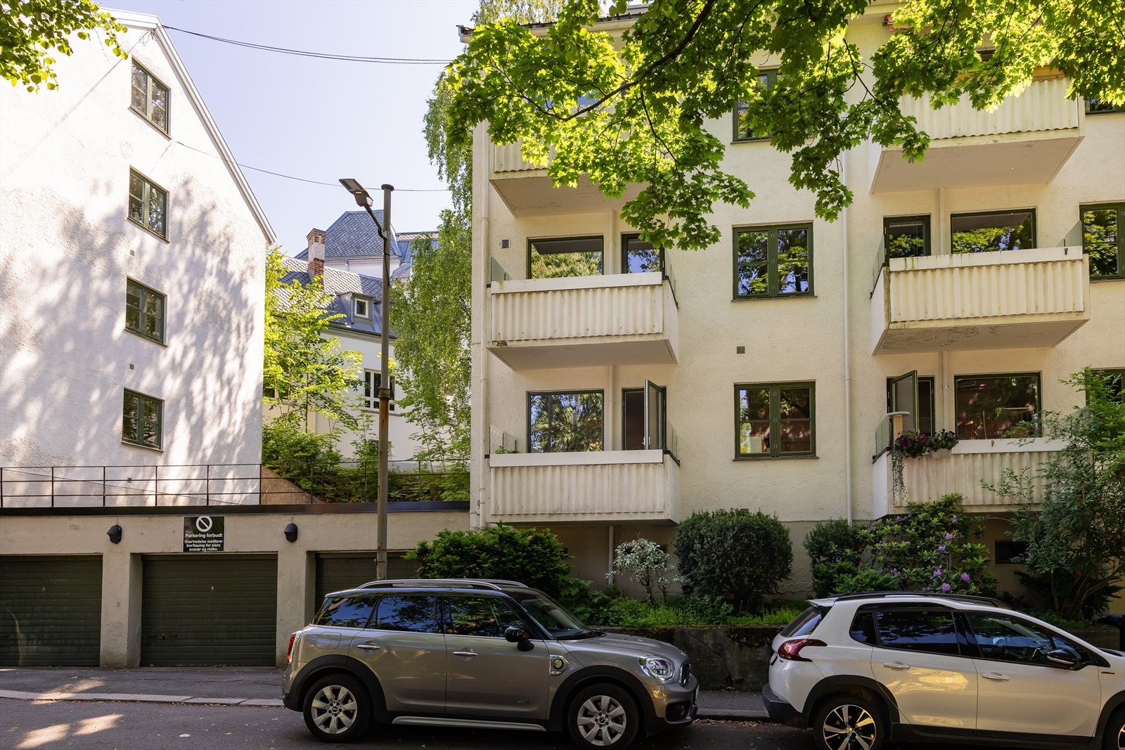 Sameiet Lille Frogner alle består av 27 seksjoner, hvorav 24 boligseksjoner og 3 næringsseksjoner. Galleribilde