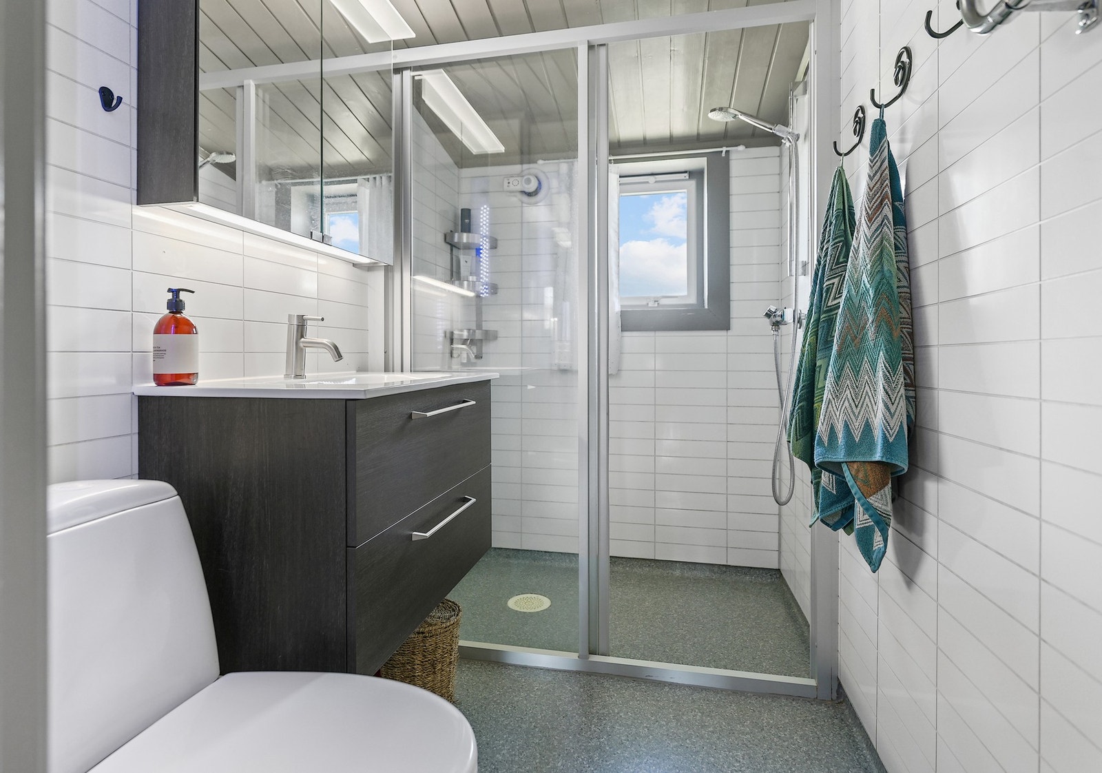 adet i 2. etasje ligger praktisk plasser ved soverommene. Rommet er innredet med innredning med nedfelt servant, gulvfestet toalett og dusjnisje. Galleribilde