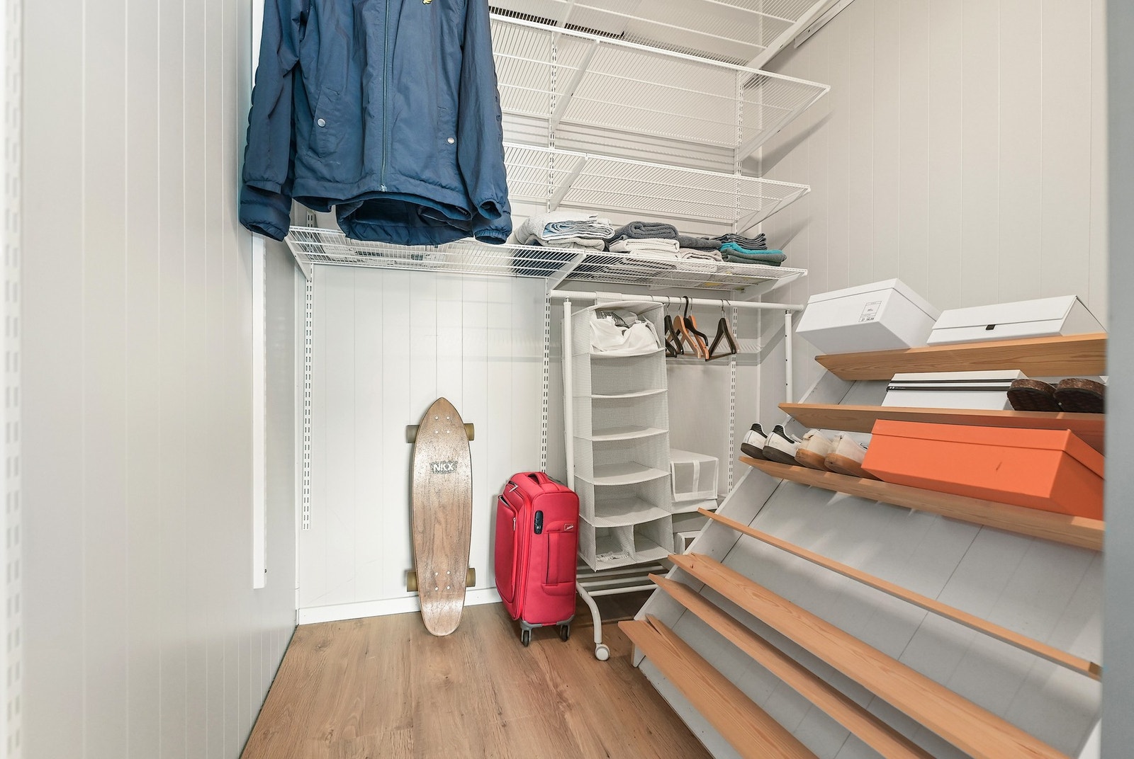 Fra det ene rommet er det tilgang til garderoberom, med god plass til det du trenger av klær, vesker og sko. Galleribilde