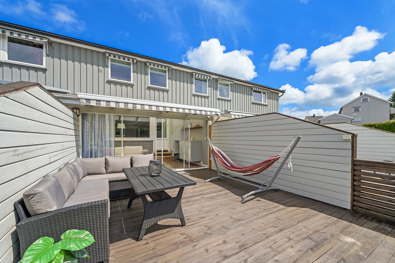 Store deler av sommerhalvåret står døra oppe og mye tid blir tilbrakt her ute. Galleribilde