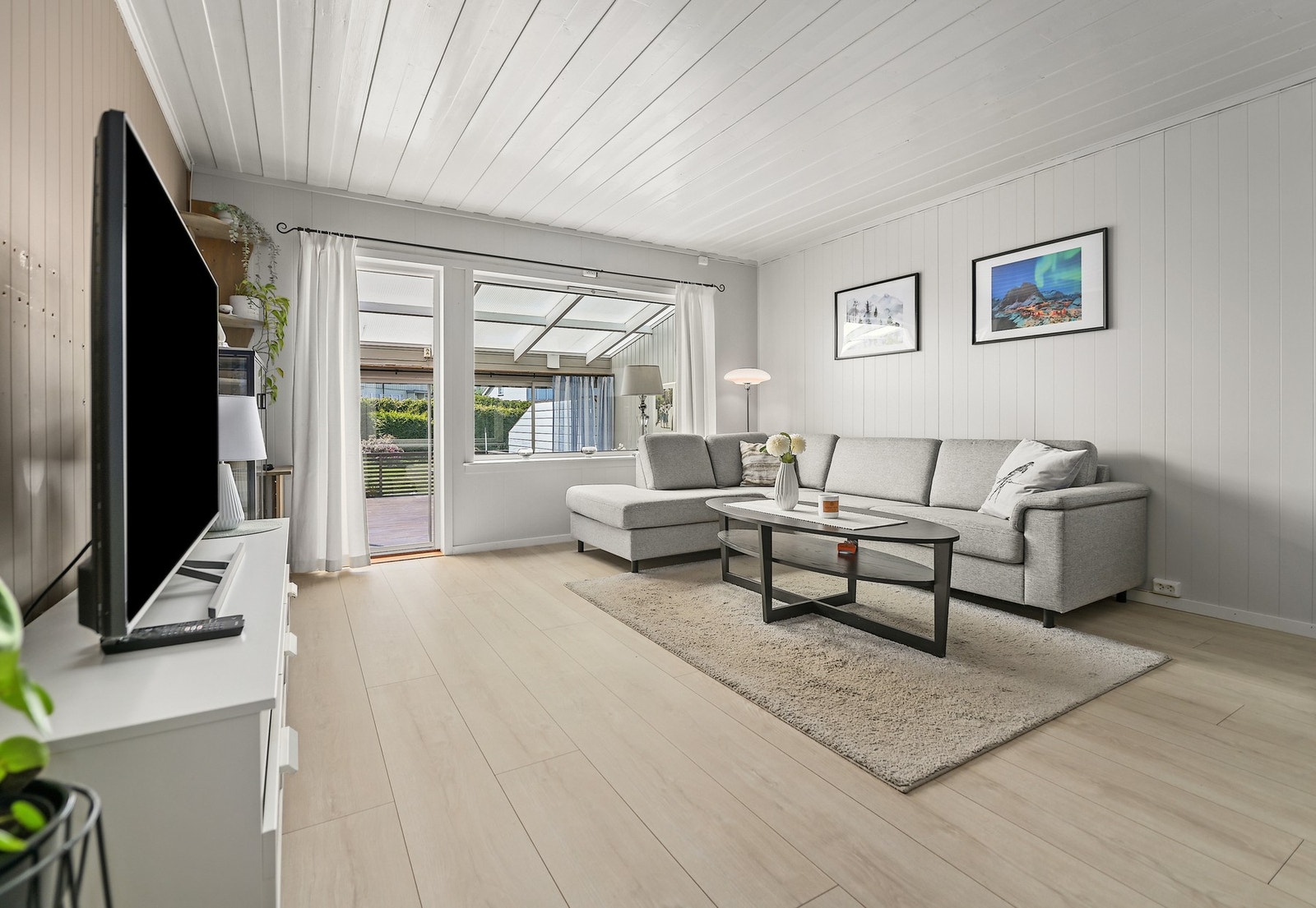 Her får du en romslig stue med store vindusflater som bidrar til masse naturlig lys. Galleribilde