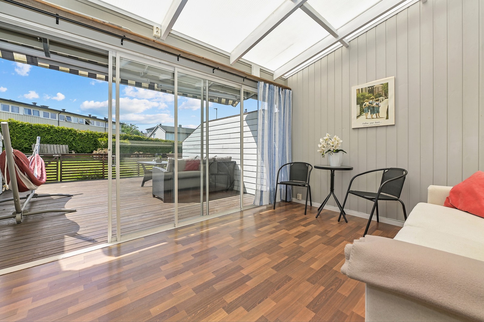 Fra stuen er det adkomst til innglasset terrasse på 13 m², hvor dagene kan nytes sommer som vinter. Galleribilde