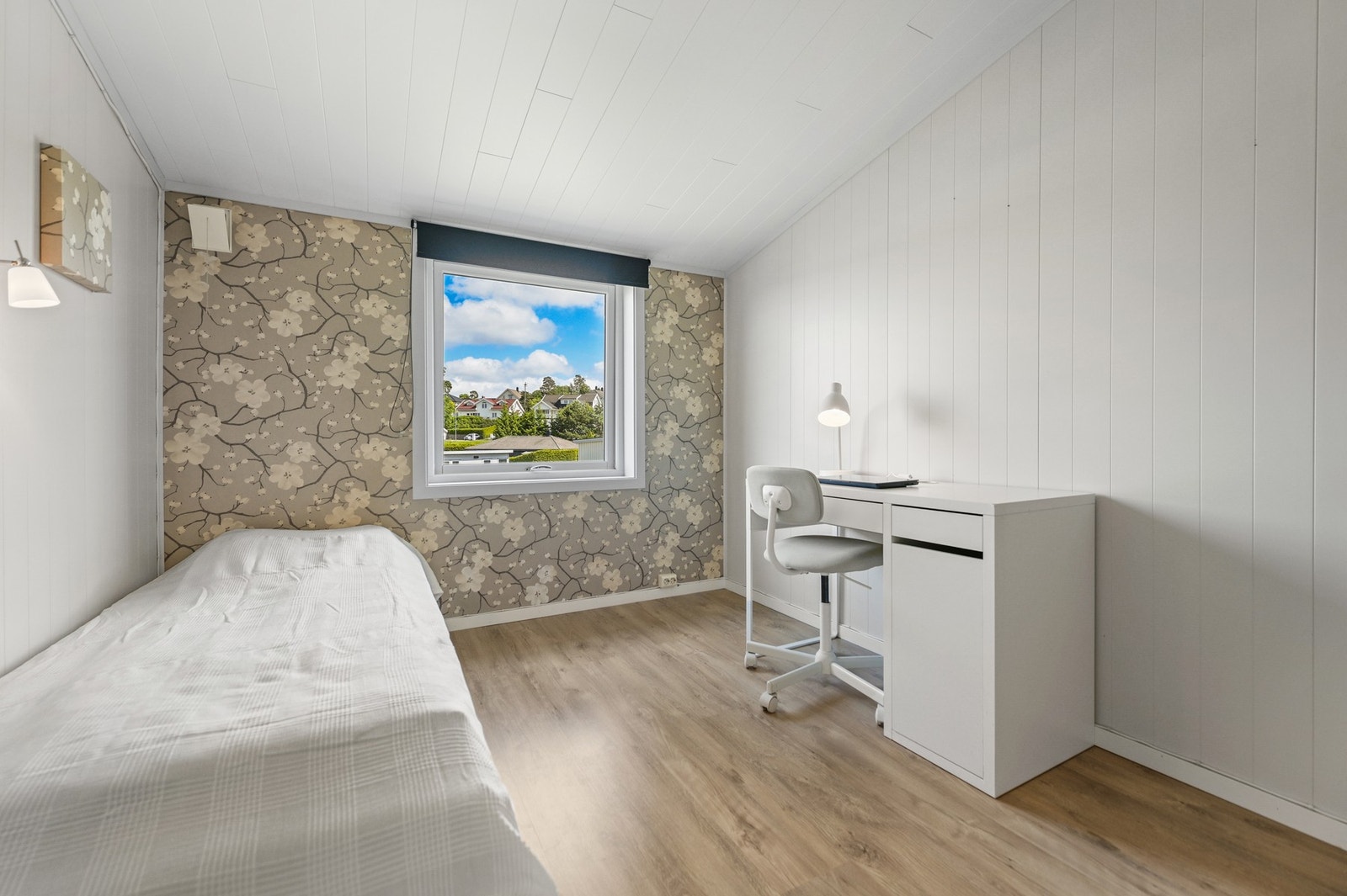 Begge rommene er store og har god plass til dobbeltseng og annet møblement. Galleribilde