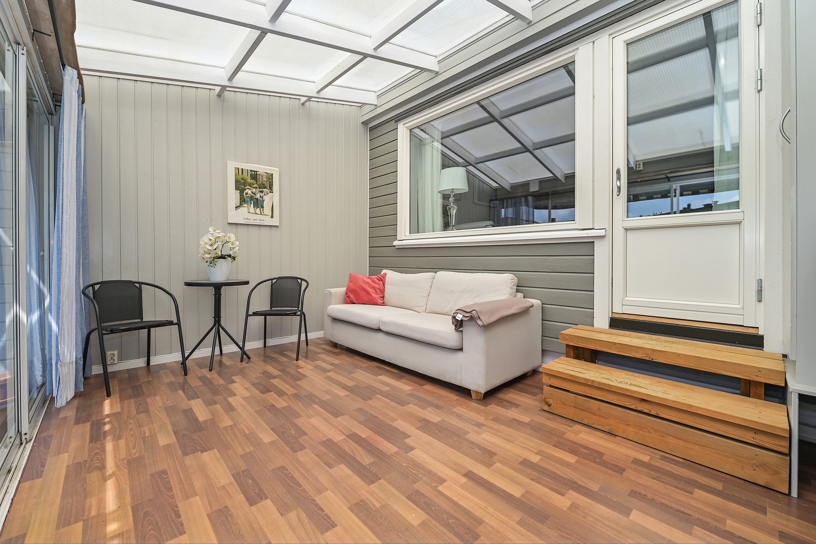 Det er installert ventilasjon i utestuen, hvorav viften er koblet til solcellepanel. Se frem til sommeren her ute, i behagelig temperatur. Galleribilde