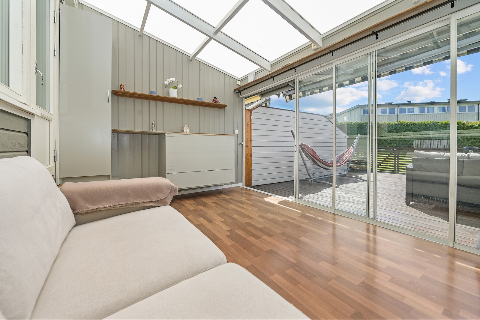 Videre adkomst til solrik terrasse på 26 m², hvor man kan nyte sommerkveldene. Her er det god plass til grill og sittegruppe. Galleribilde