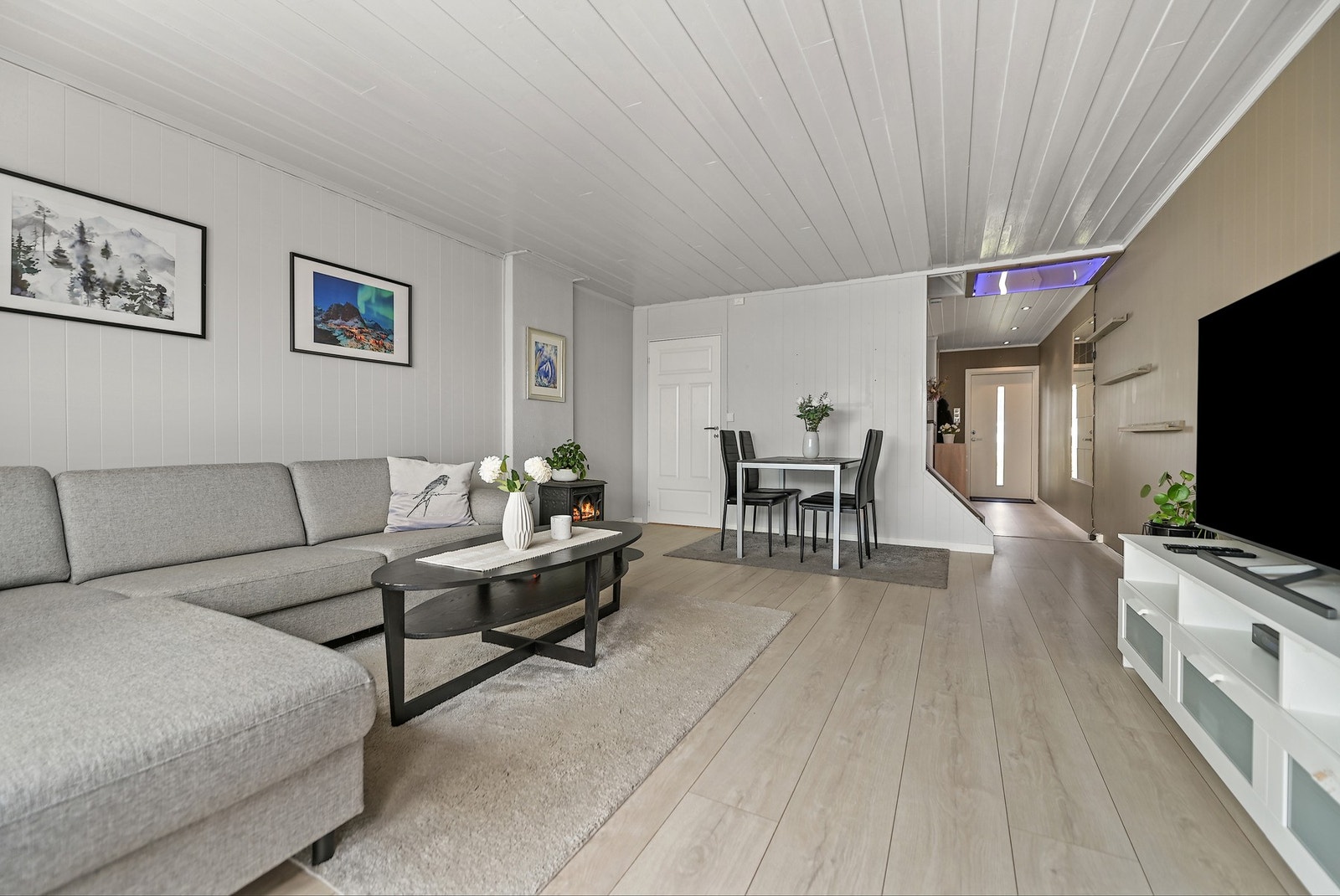 Det er god plass til sittegruppe, tv-møbler og spisestue. Galleribilde