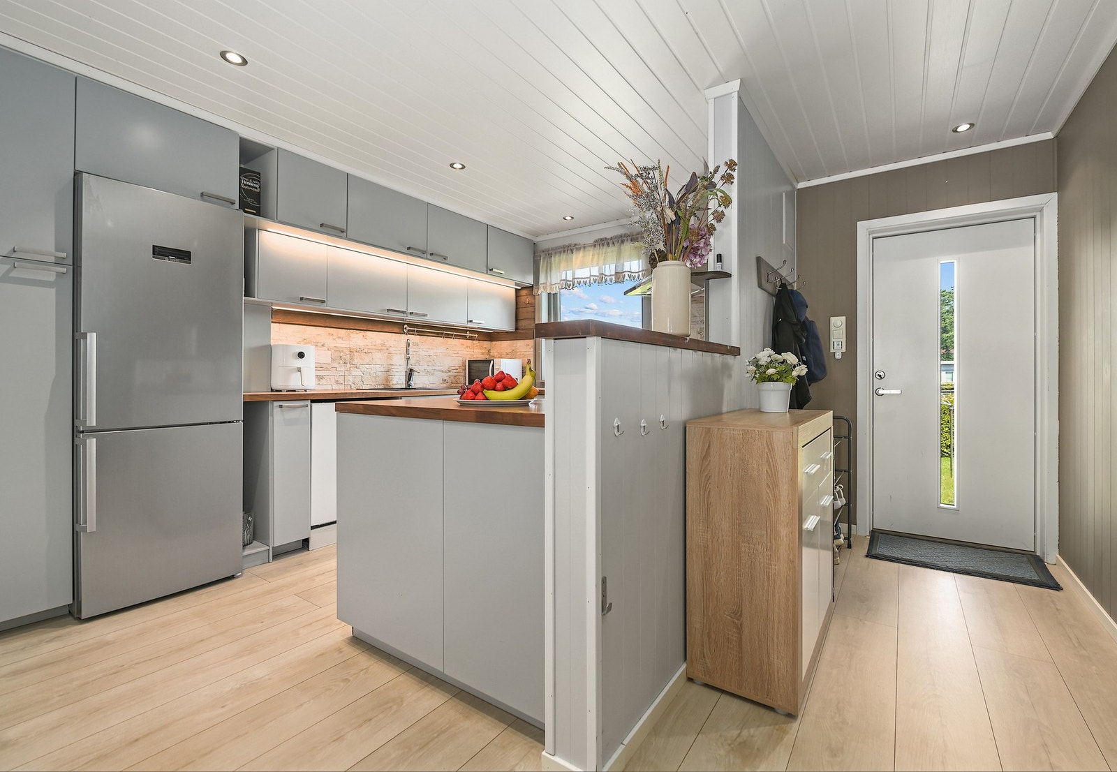 Boligen har et moderne, stilfullt kjøkken fra 2017. Galleribilde