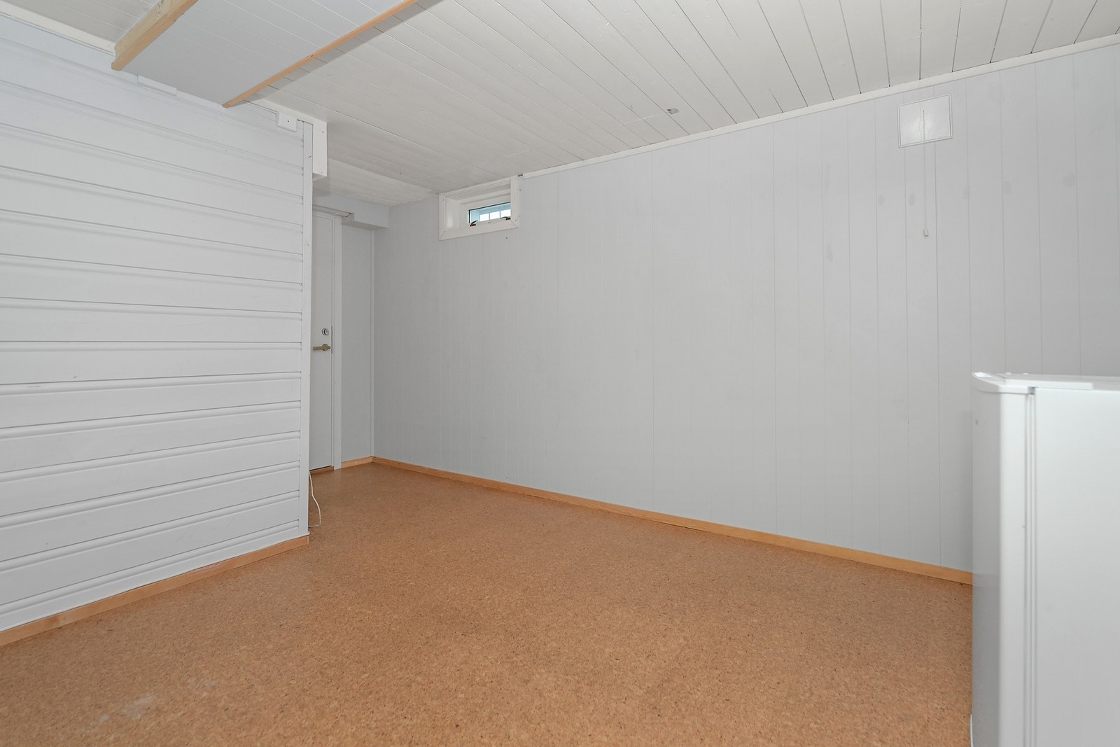 Bod/hobbyrom har tidligere vært benyttet som soverom ifølge selger.
Kjelleren er ikke søkt bruksendring fra tilleggsdel til hoveddel og ikke godkjent for varig opphold. Galleribilde