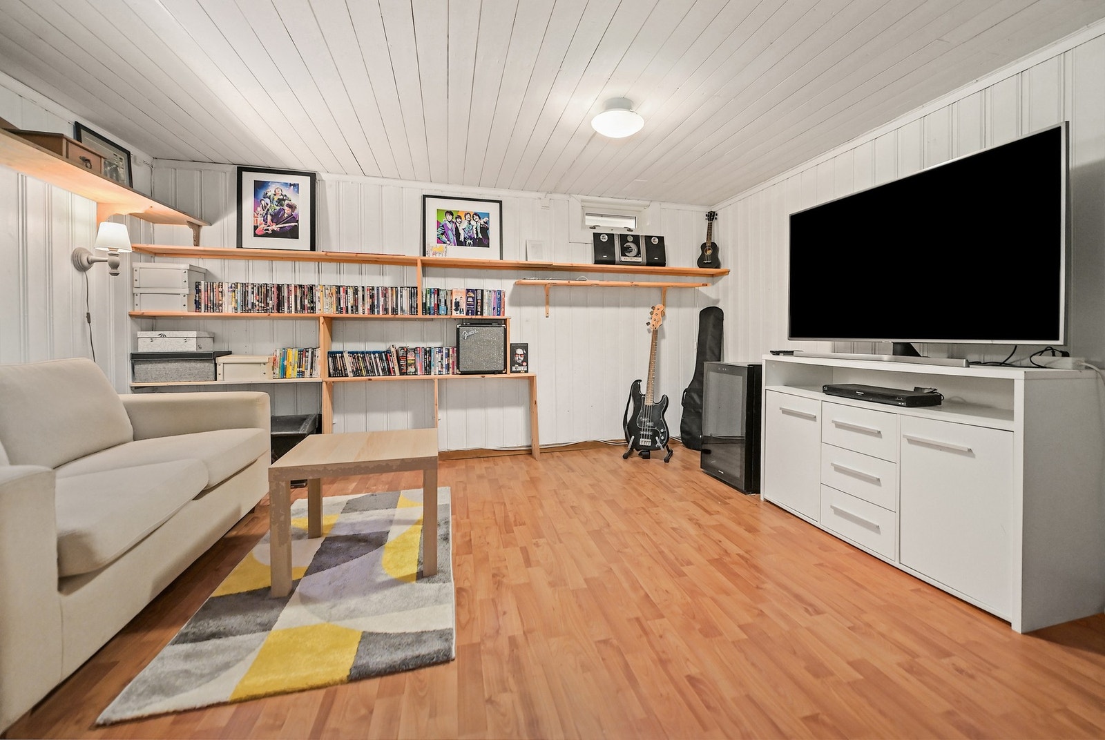 Kjellerstuen er stor og gir mange muligheter enten man vil ha sin egen tv-stue eller om det skal være et rom for barn/ungdommene i hjemmet.
Kjelleren er ikke søkt bruksendring fra tilleggsdel til hoveddel og ikke godkjent for varig opphold. Galleribilde