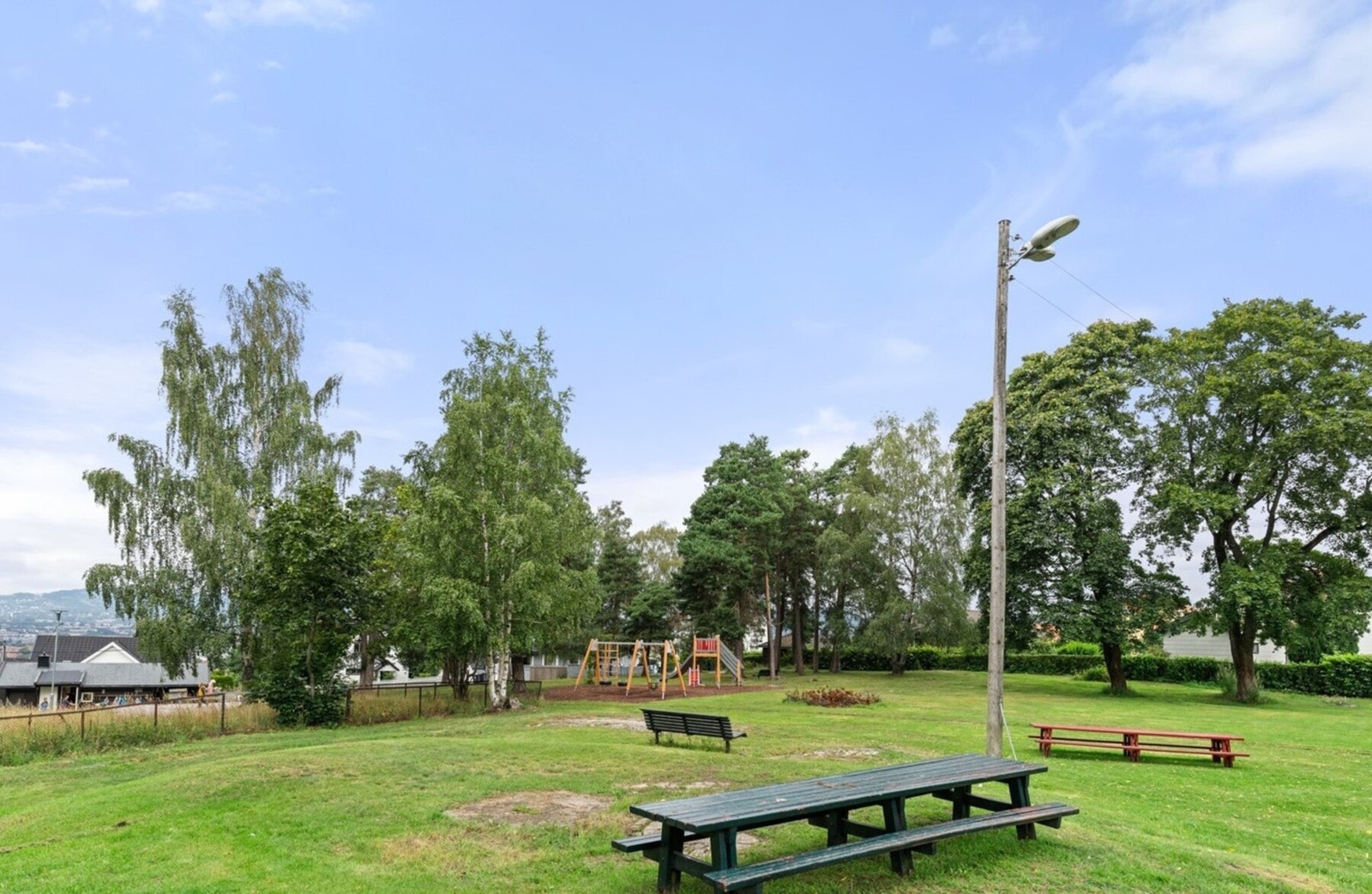 Høyenhallparken som ligger et par minutters spasertur unna. Her er det også en flott skøytebane på vinteren . Her arrangeres også Sankthans-fest, Rock Høyenhall musikkfestival, fakkeltog med fyrverkeri på nyttårsaften, skøytekarneval, skirenn osv. Galleribilde