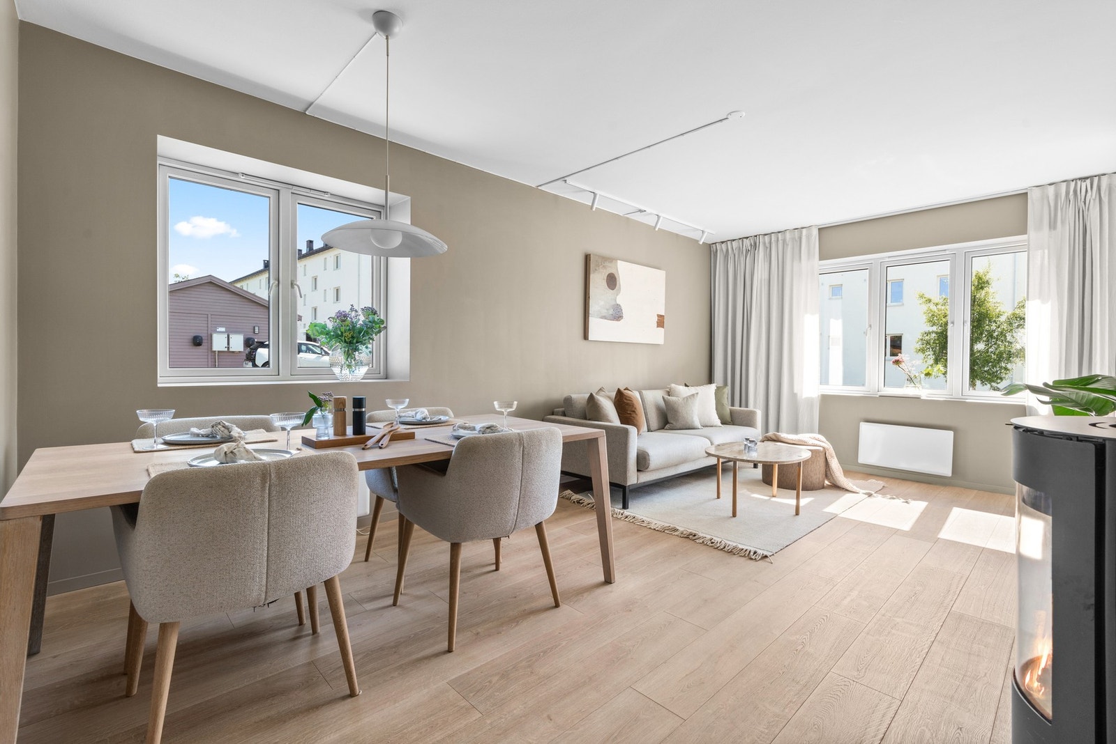 Stuen har en romhøyde på 2,49 meter og slett himling Galleribilde